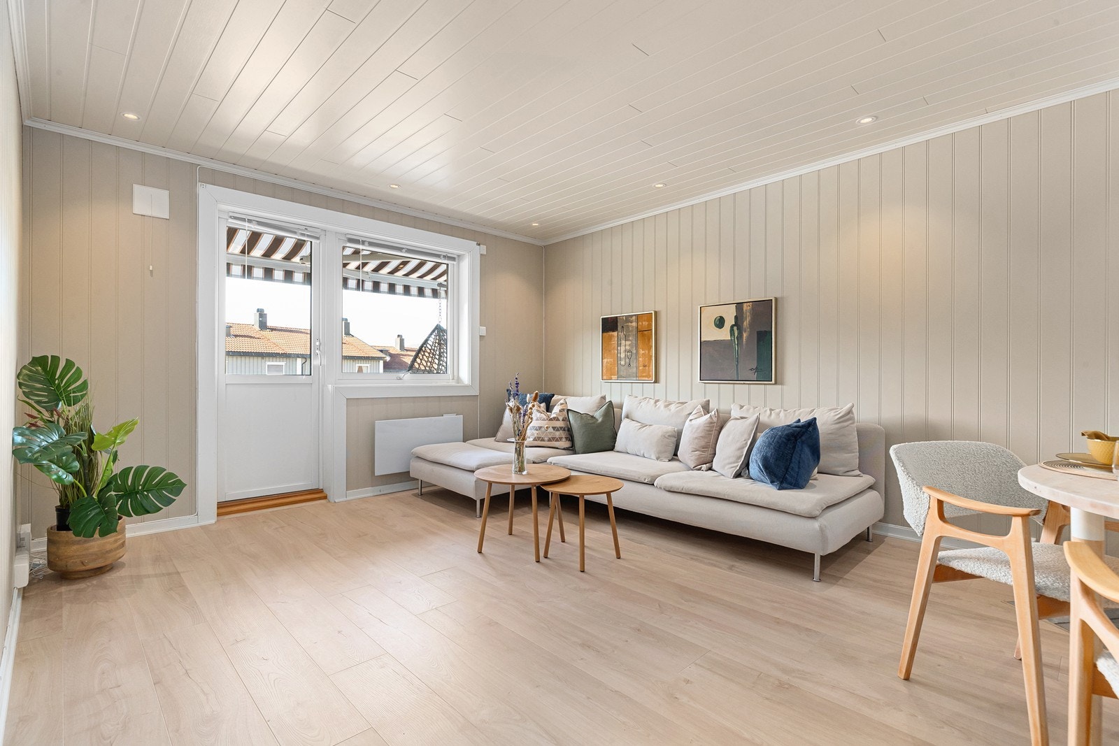 Lys stue med utgang til koselig veranda med ny markise Galleribilde