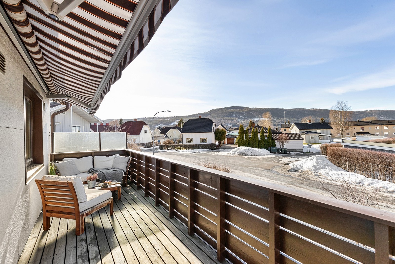 Fin utsikt fra en solrik balkong Galleribilde