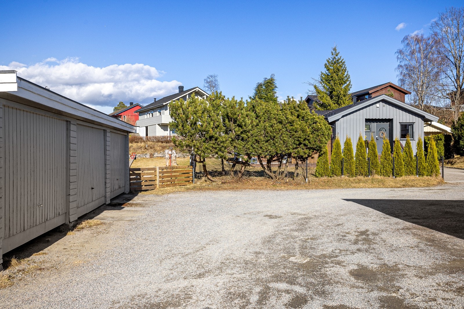 Eiendommen har garasje på fellesareal som ligger vest for eiendommen. Galleribilde