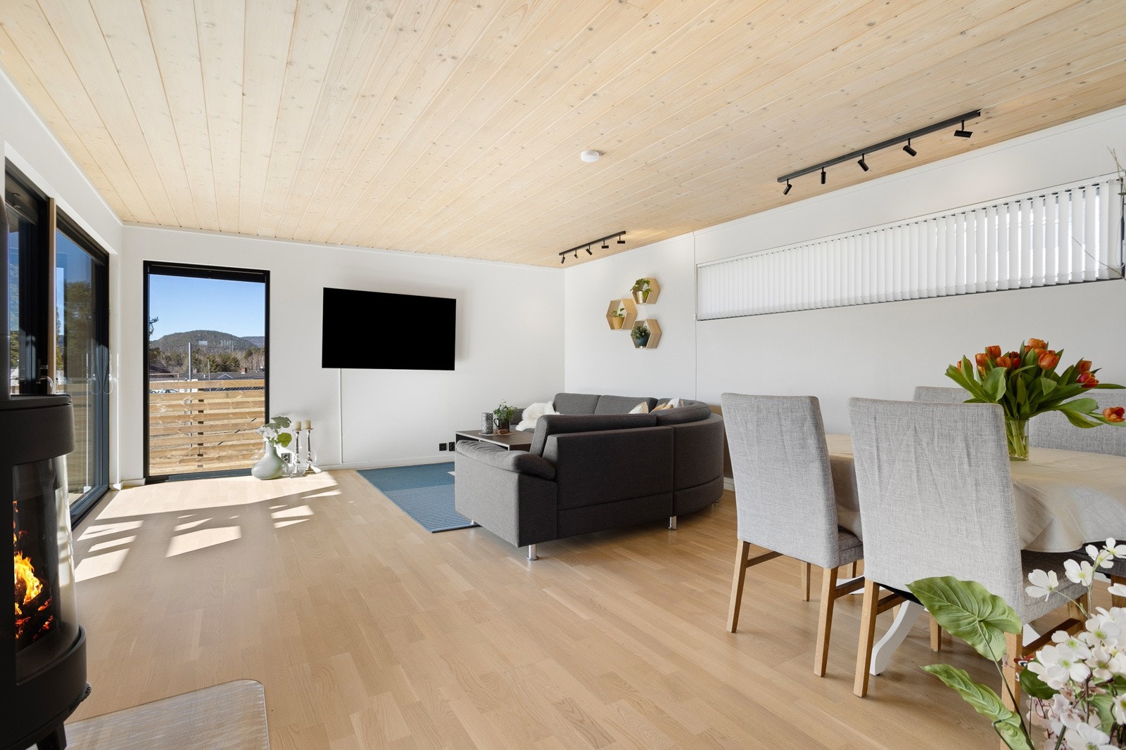 Lekker stue som fordeler seg på flere sosiale soner. Galleribilde