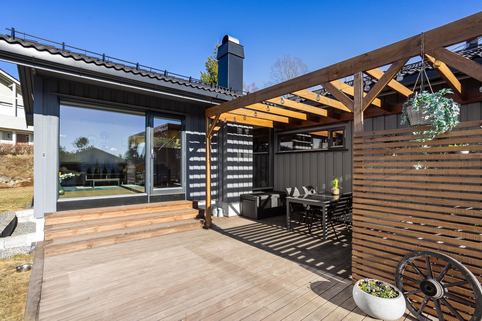 Solrike uteplasser med vestvendt terrasse fra 2020. Galleribilde