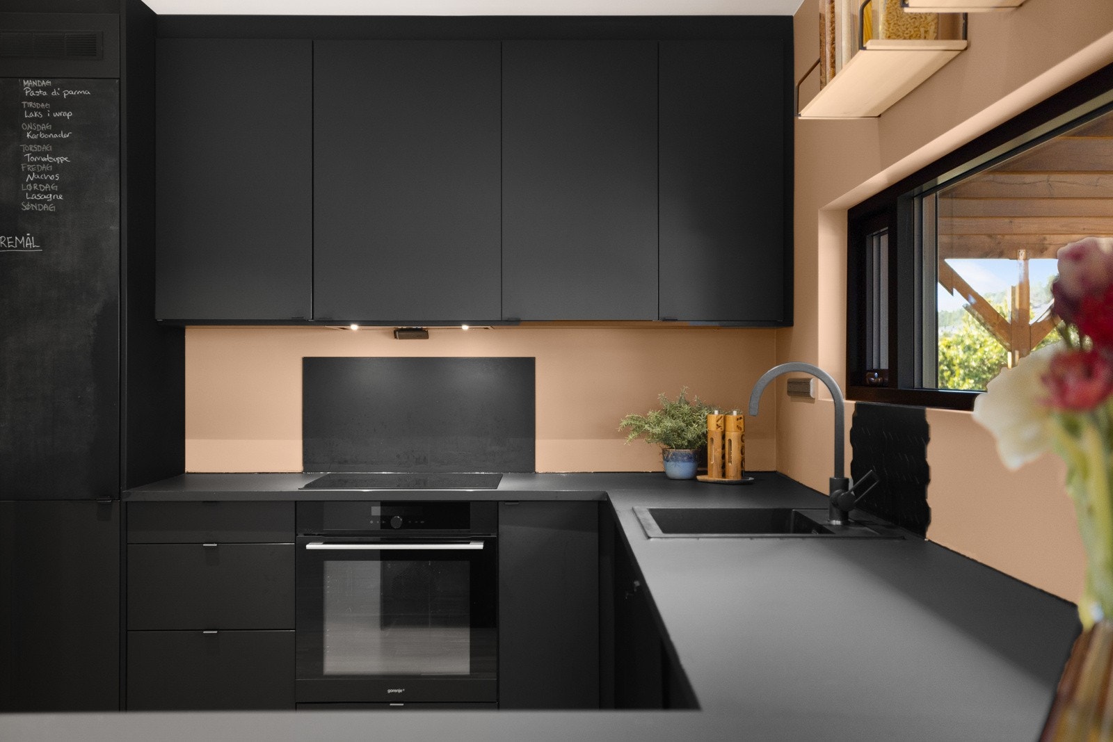 Hvitevarer er integrert som oppvaskmaskin, kjøleskap/frys, stekeovn samt nedfelt koketopp (induction). Galleribilde