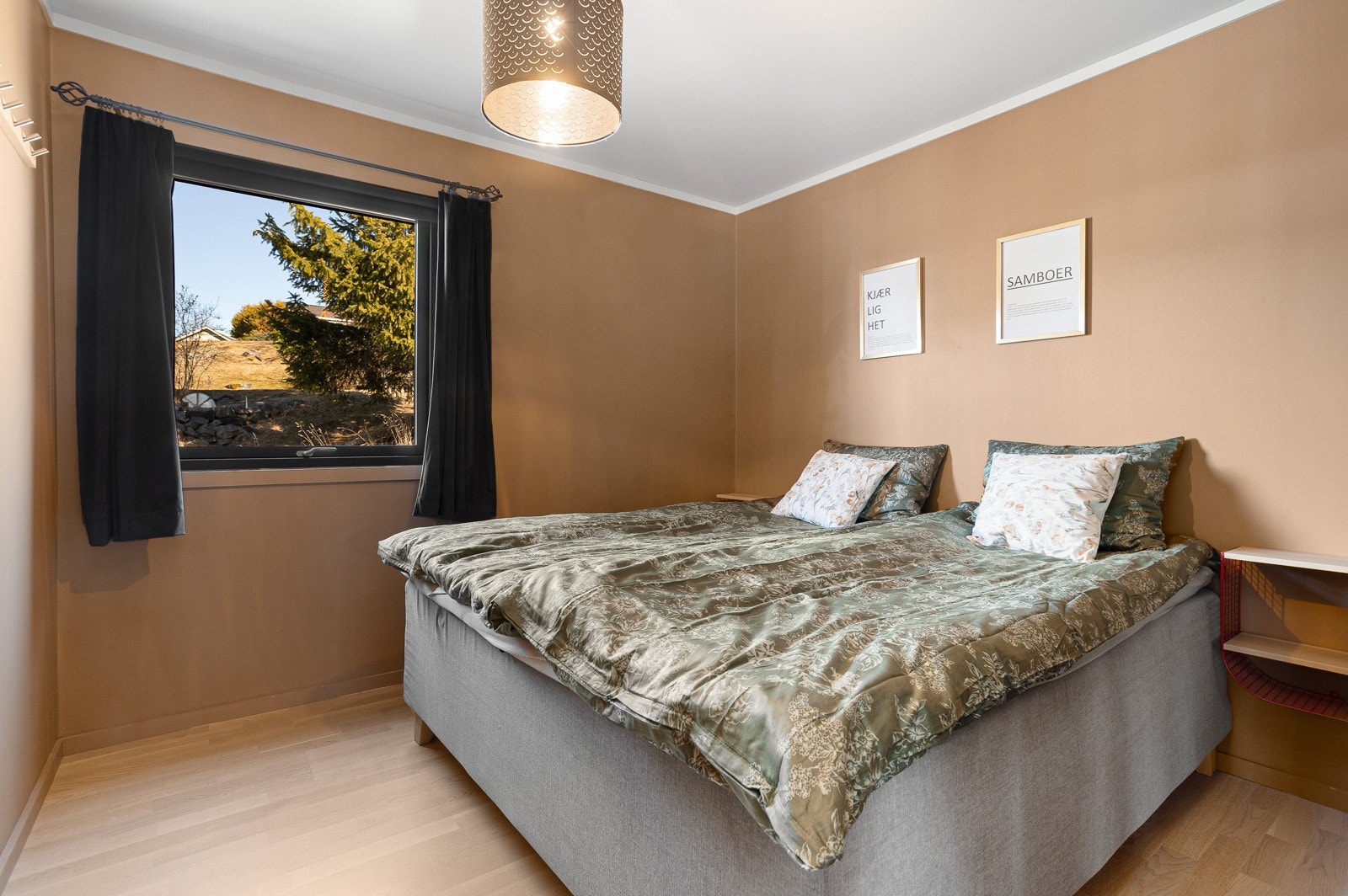 Hovedsoverommet er innredet med et praktisk garderobeskap fra IKEA. Galleribilde