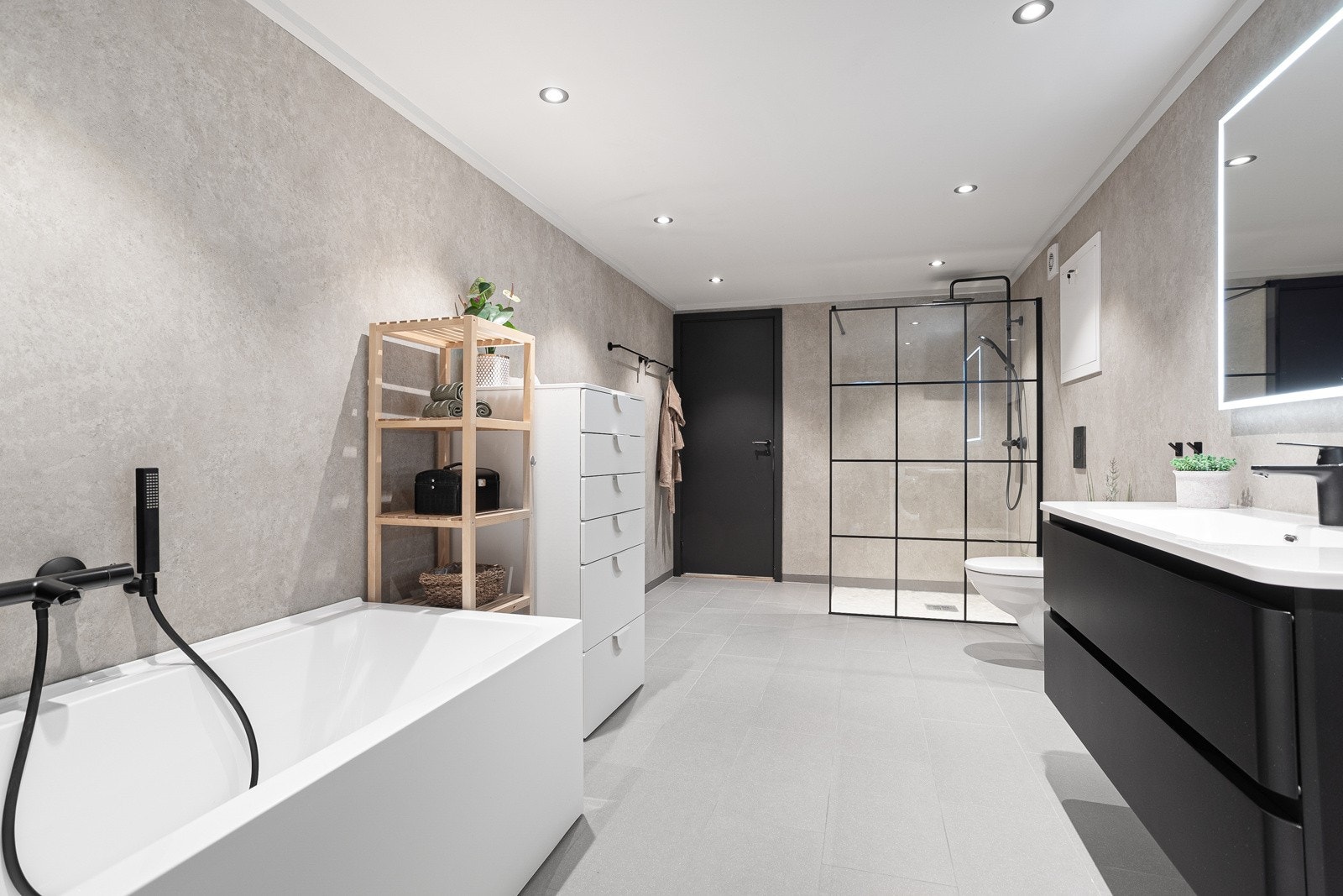 Stilrent bad/vaskerom i u.etg. ble pusset opp i 2020. Galleribilde