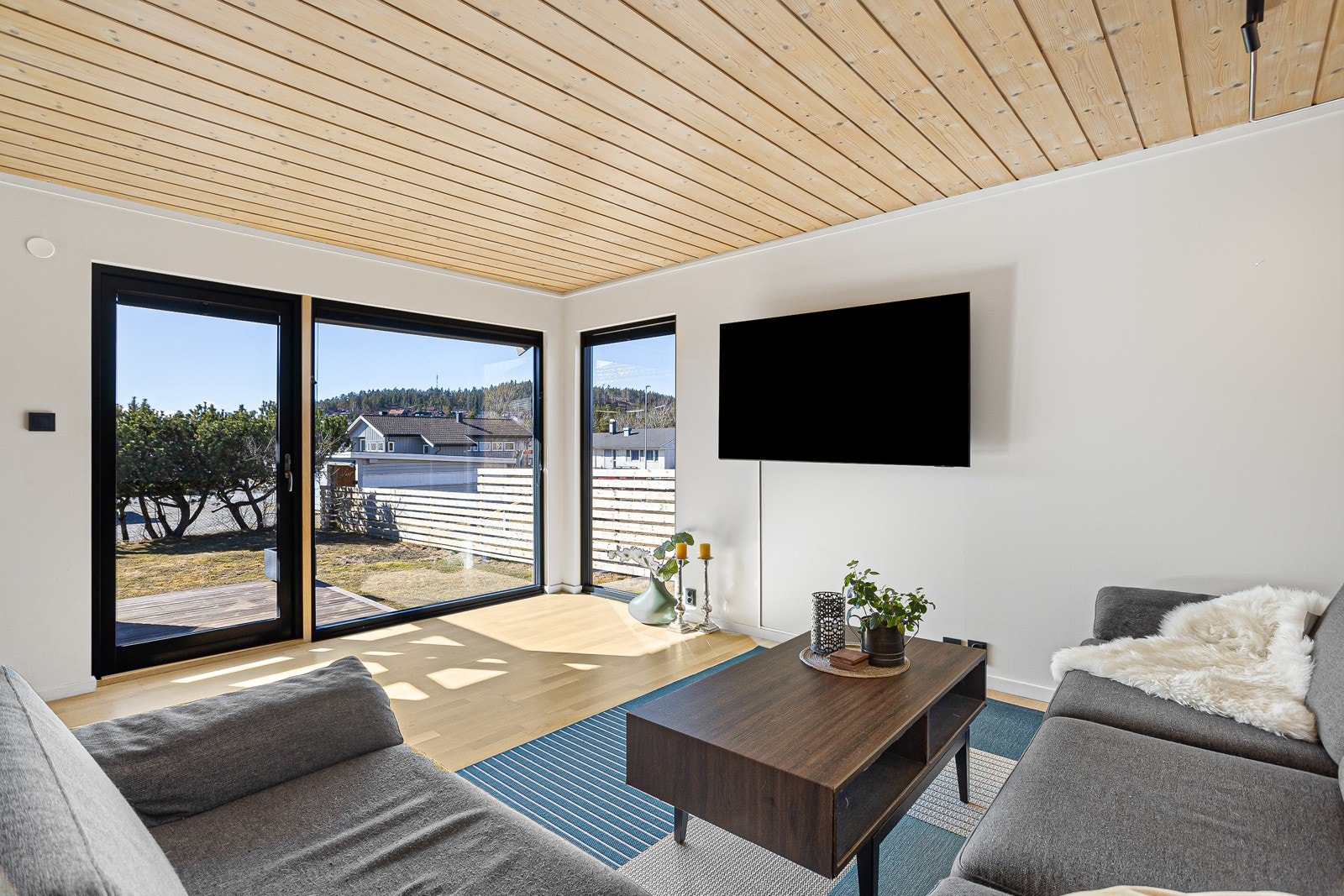 Fra stuen er det direkte adkomst til romslig terrasse fra 2020 på ca. 34 kvm. Galleribilde