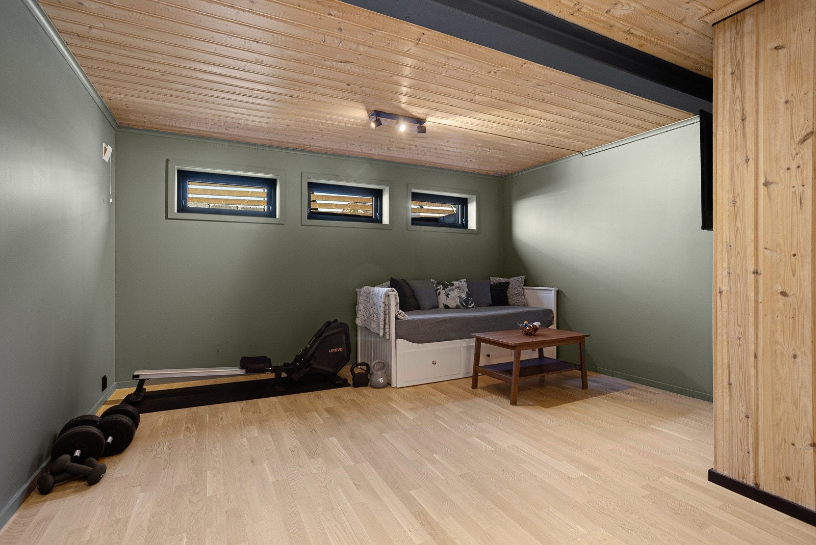 I underetasjen er det en romslig kjellerstue som gir god fleksibilitet for barnefamilien. Galleribilde