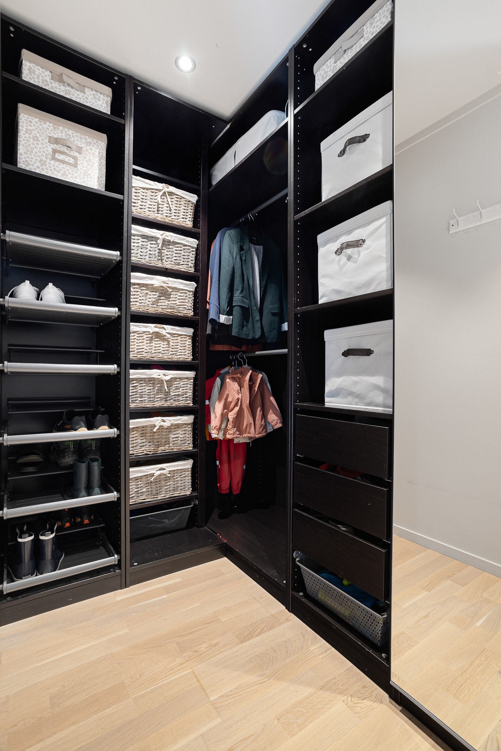 I tilknytning med gangen er det et meget praktisk garderoberom innredet med garderobesystem. Galleribilde