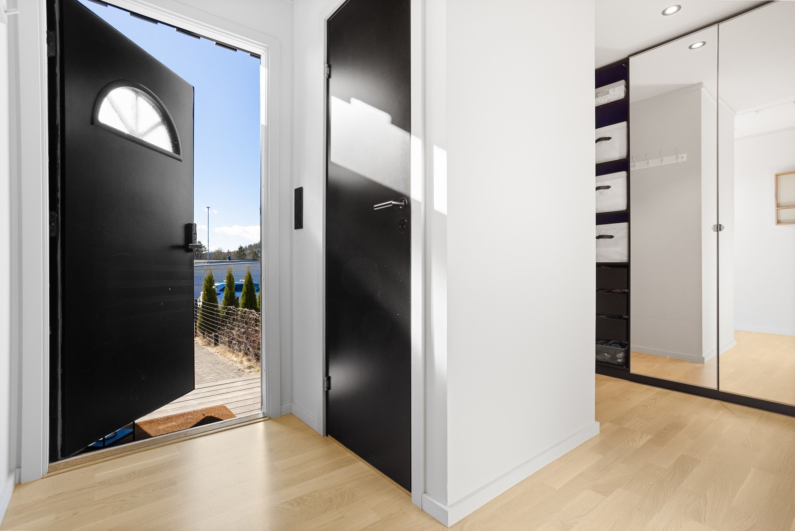 Innbyderne inngangsparti som ønsker velkommen inn. Galleribilde