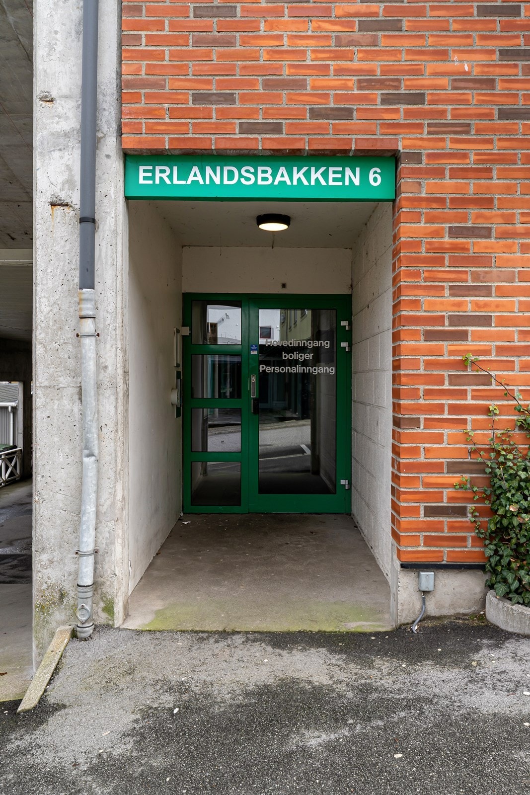 Inngangsparti til bygget. Galleribilde