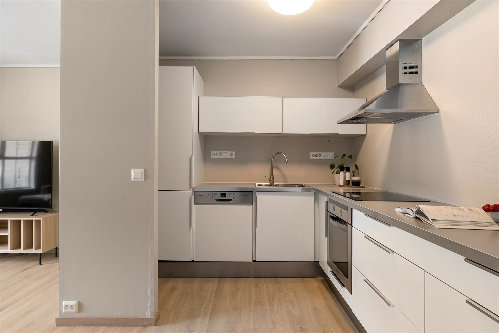 Godt med benkeplass, rikelig med oppbevaring og
Integrerte hvitevarer Galleribilde