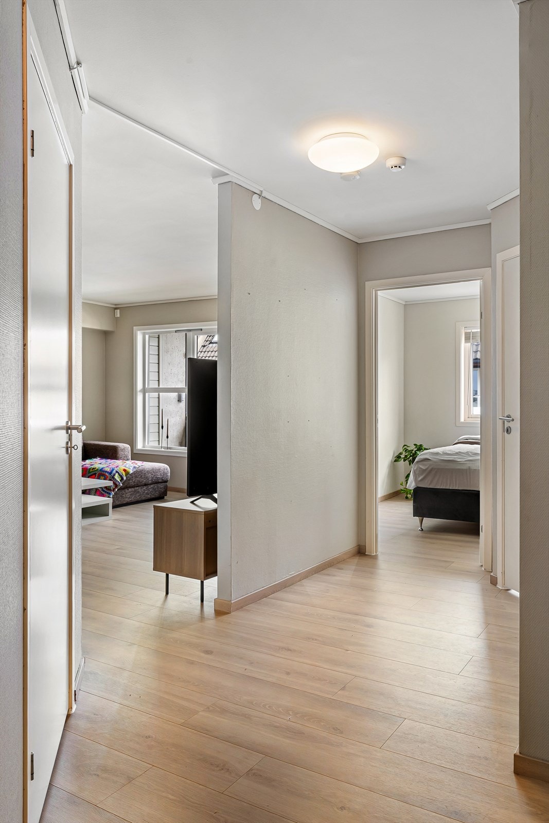 Velkommen inn. 2 soverom, stue og kjøkken i åpen løsning, bad og innvendig bod. Galleribilde