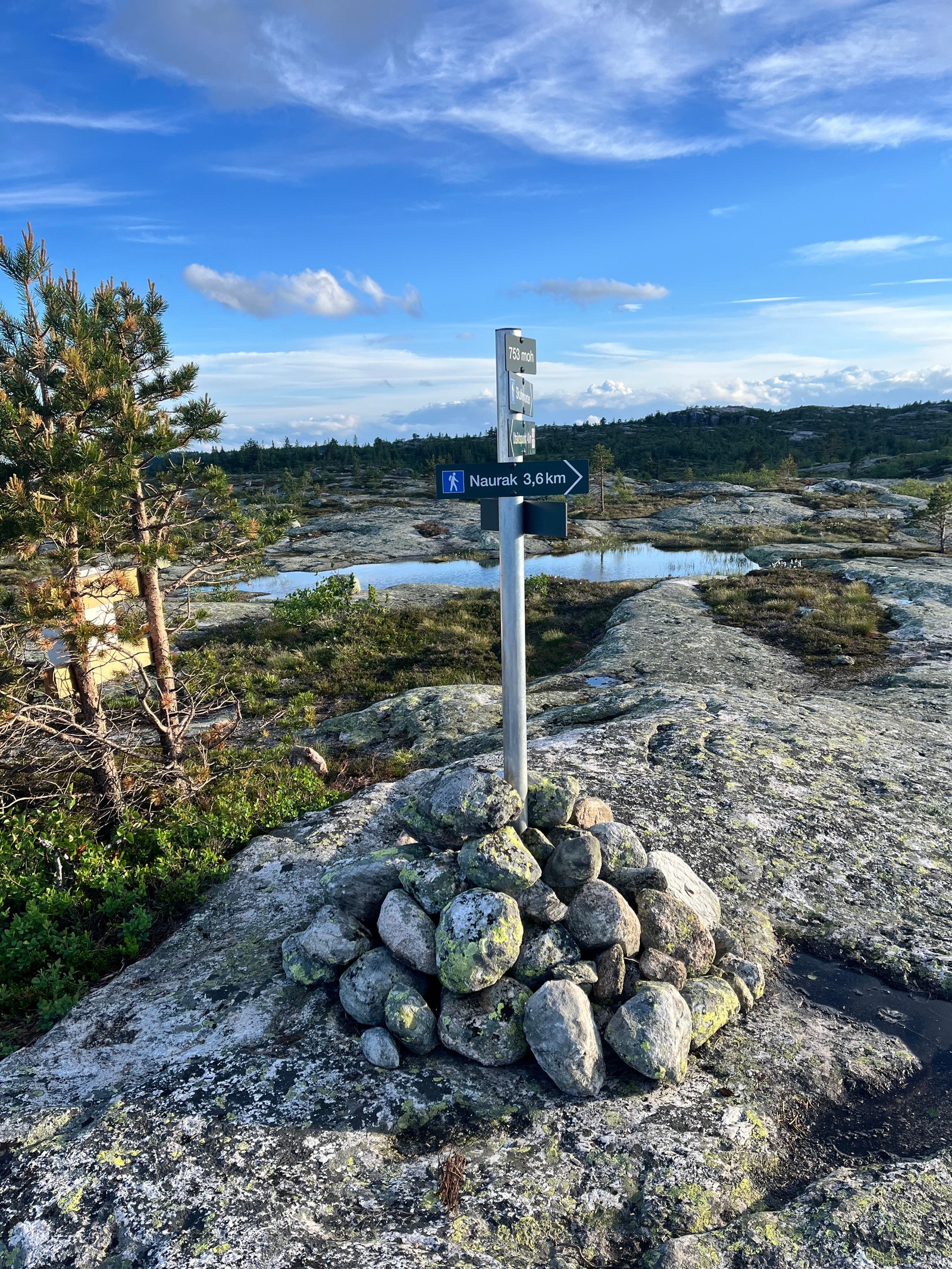 Skilt mot Naurak fra toppen av Langfjell Galleribilde