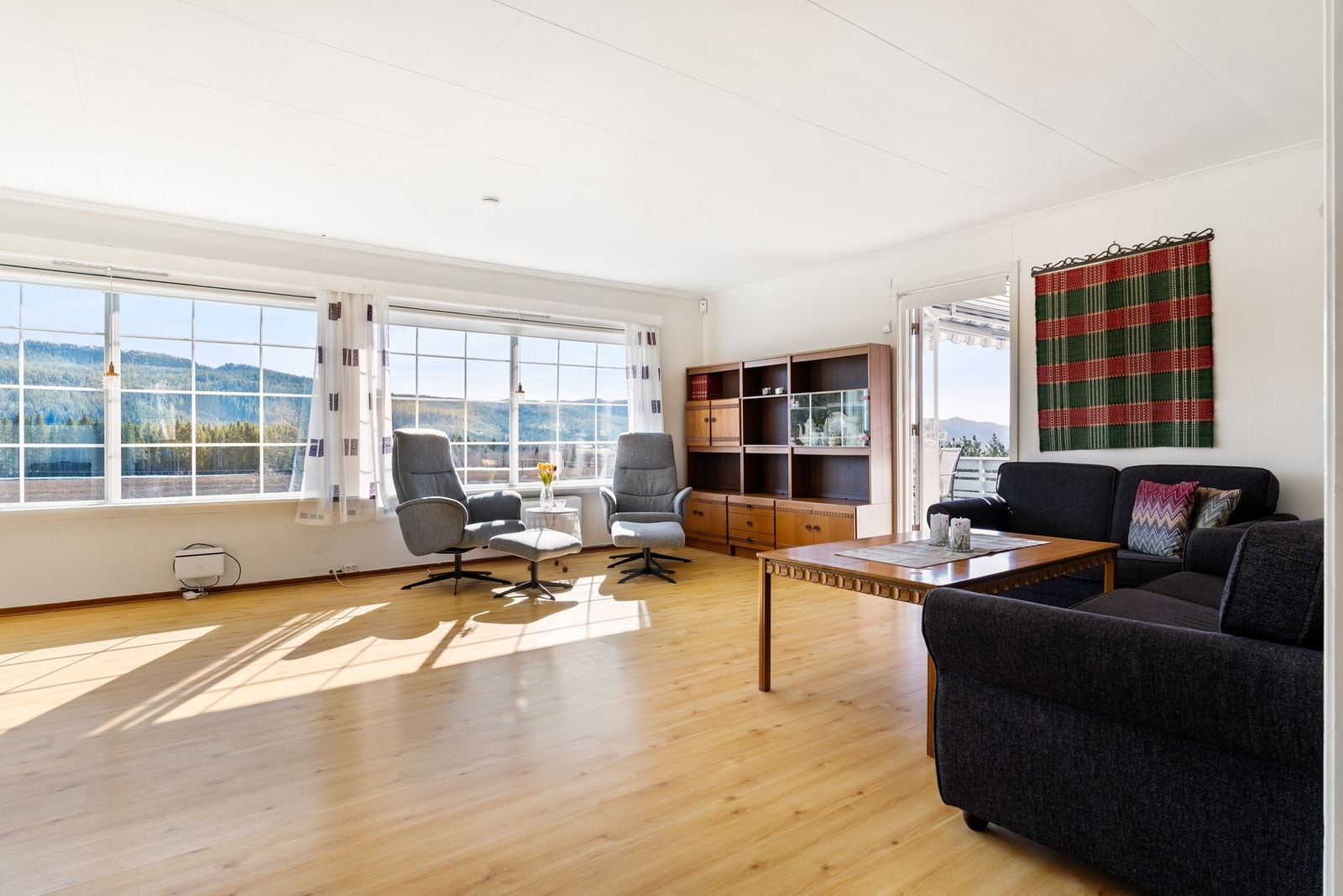 Stuen er på 35.5 kvm. og har god plass til en romslig sofa- og spisegruppe Galleribilde