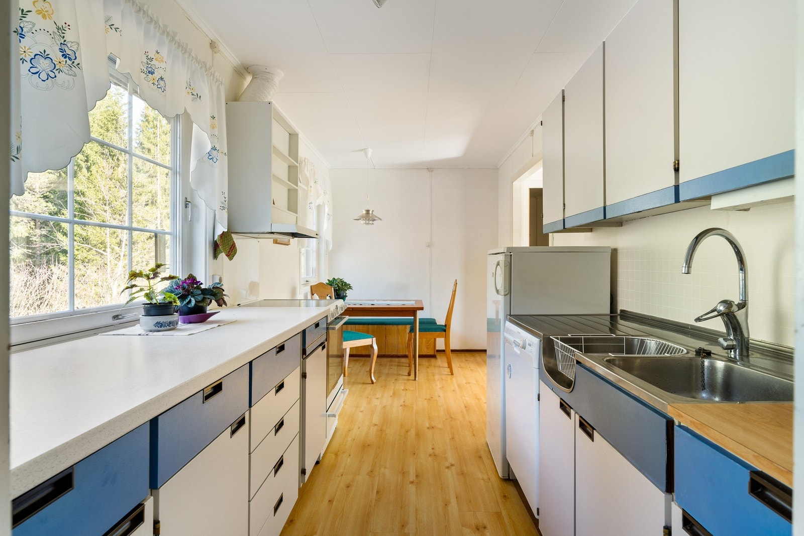 Kjøkkenet ligger vegg- i vegg med stuen og her kan det være mulighet for å åpne imellom Galleribilde