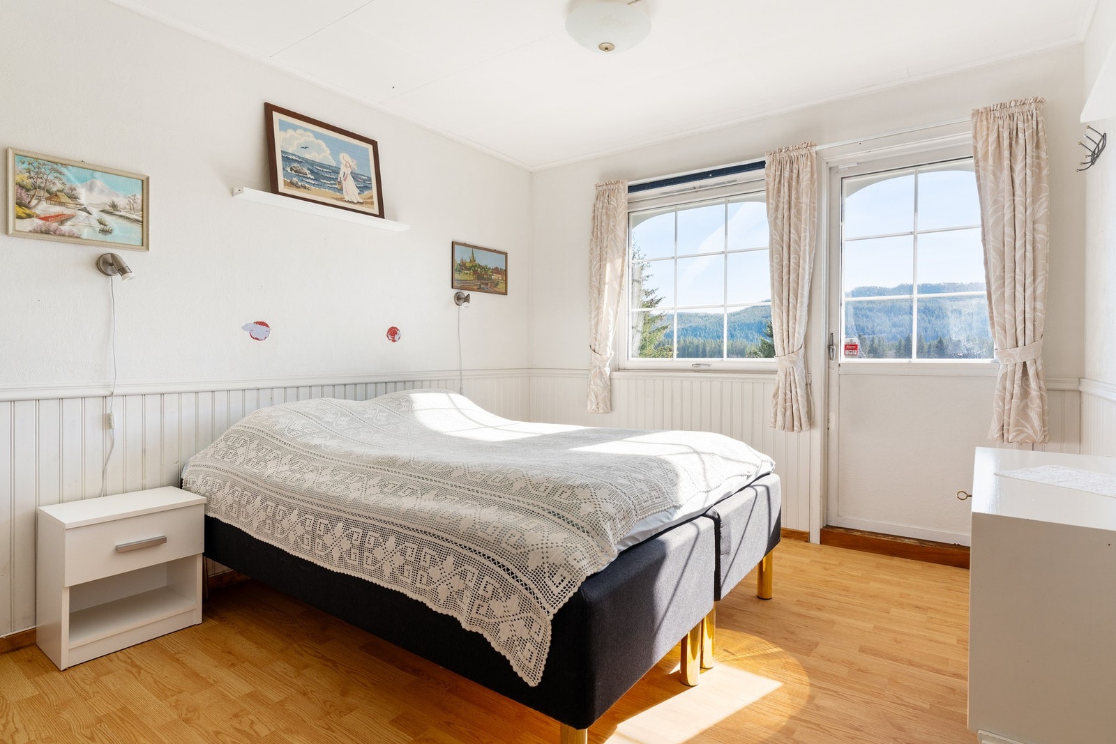 Lyst hovedsoverom på 11,5 kvm. med nydelig utsikt og utgang til balkong Galleribilde