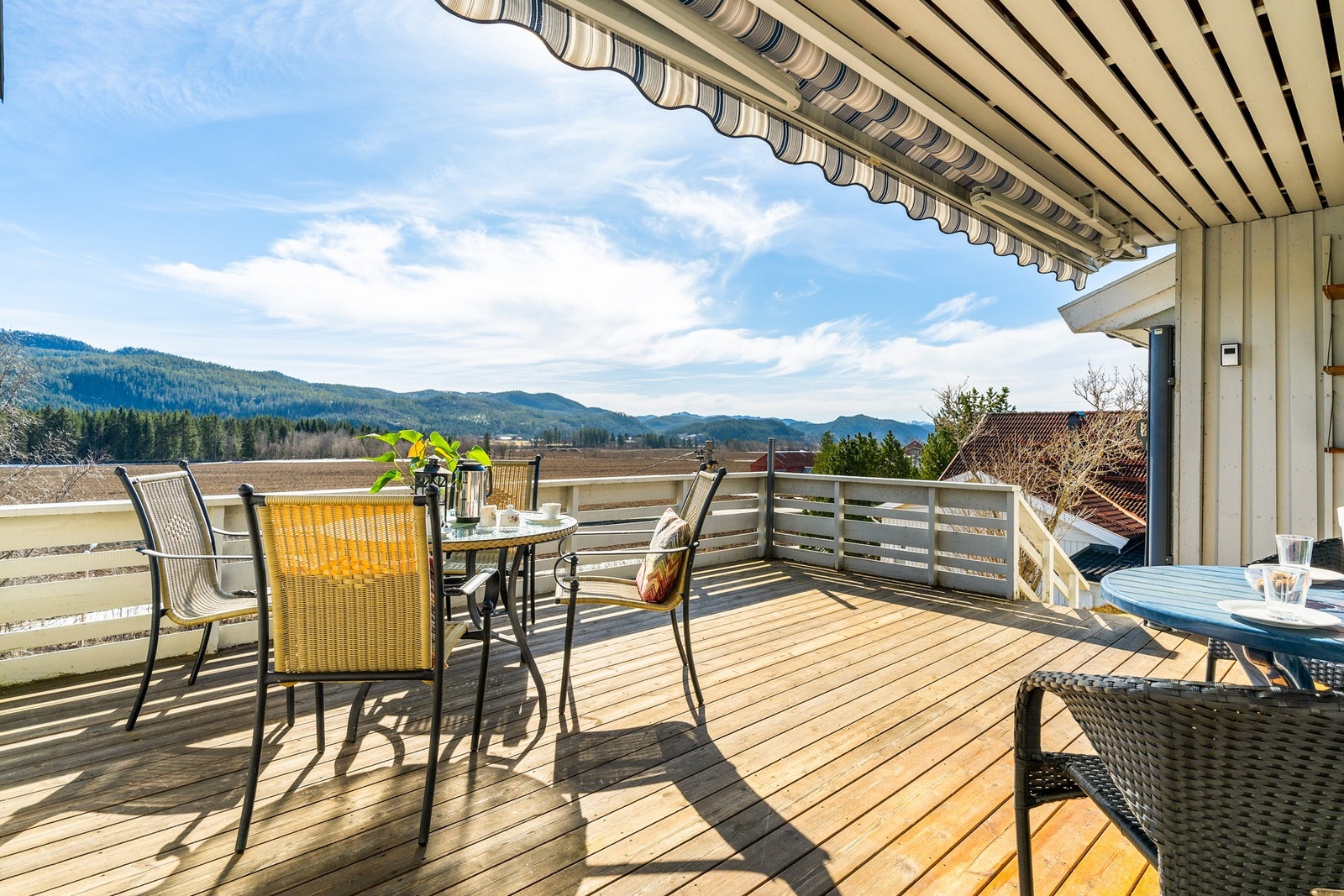 Herlig sørvendt uteplass hvor man kan nyte lang solgang og en uhindret utsikt Galleribilde