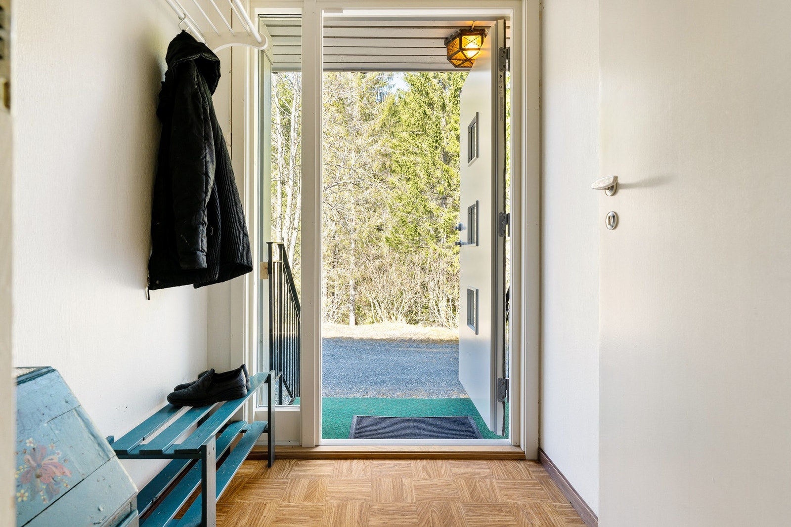 Entrè på 2,5 kvm. med nyere ytterdør Galleribilde