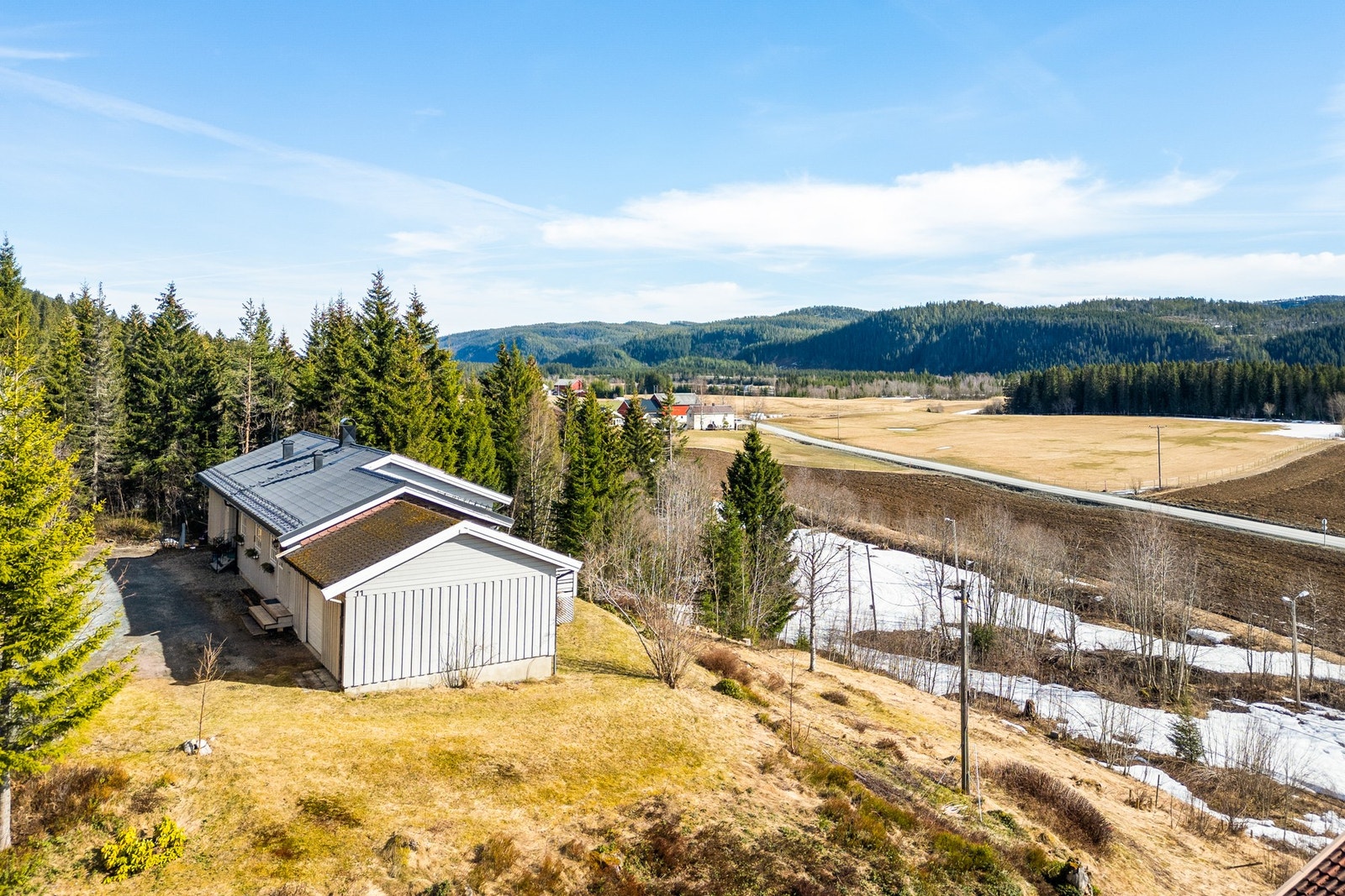 Eiendommen har en skjermet beliggenhet på et høydedrag med gode solforhold. Galleribilde