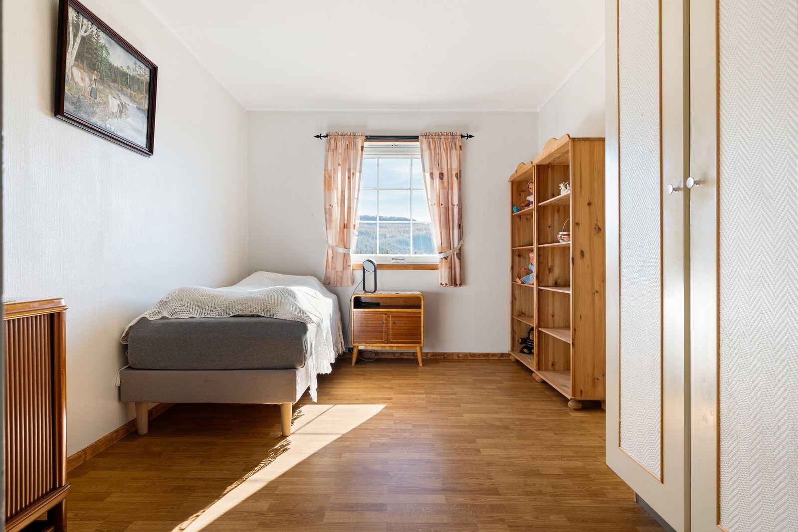 Det andre soverommet er på 10,6 kvm. og har også en fin utsikt Galleribilde