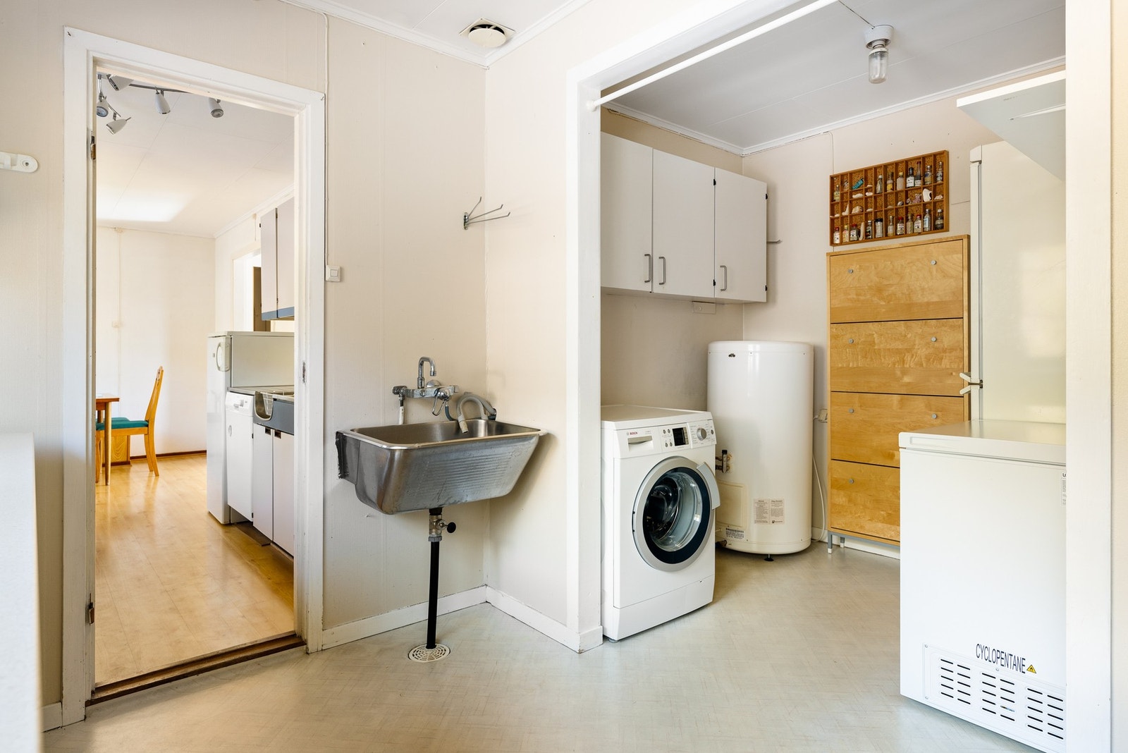 Fra kjøkkenet har man adkomst til et meget praktisk vaskerom på 11,9 kvm. med egen inngang Galleribilde