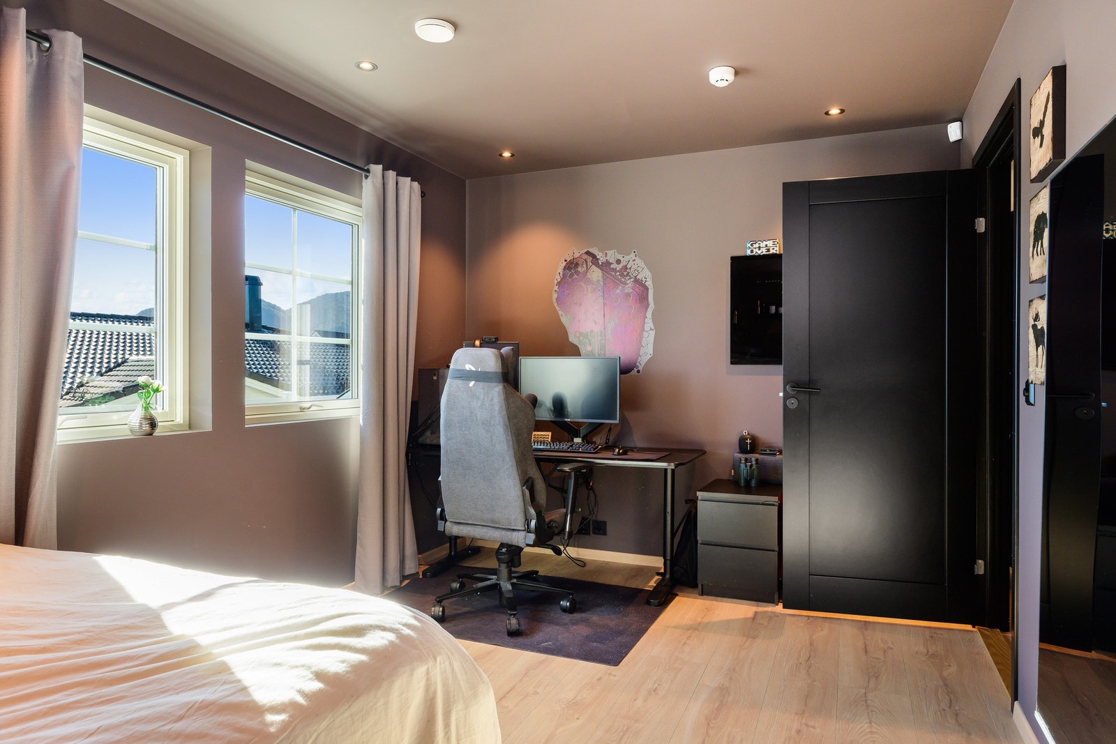 Om en ikke trenger alle soverommene, kan et av disse enkelt innredes som f.eks. kontor. Galleribilde