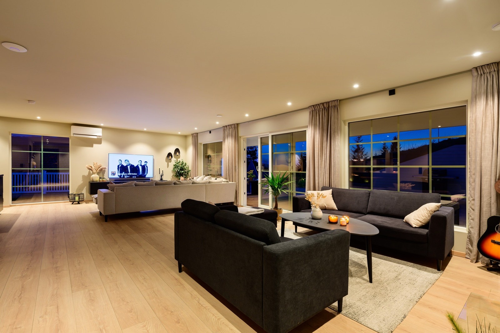 Spotter i taket. Galleribilde