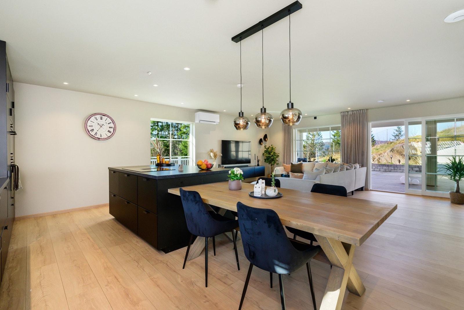 Åpen stue/kjøkkenløsning som gjør rommet svært sosialt. Galleribilde