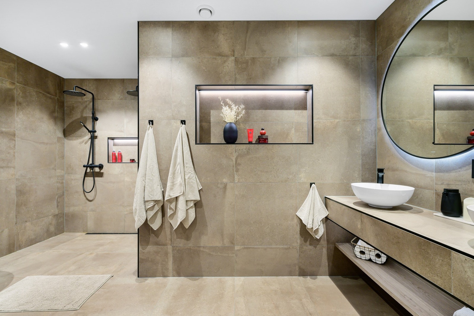 Moderne og helfliset bad. Galleribilde