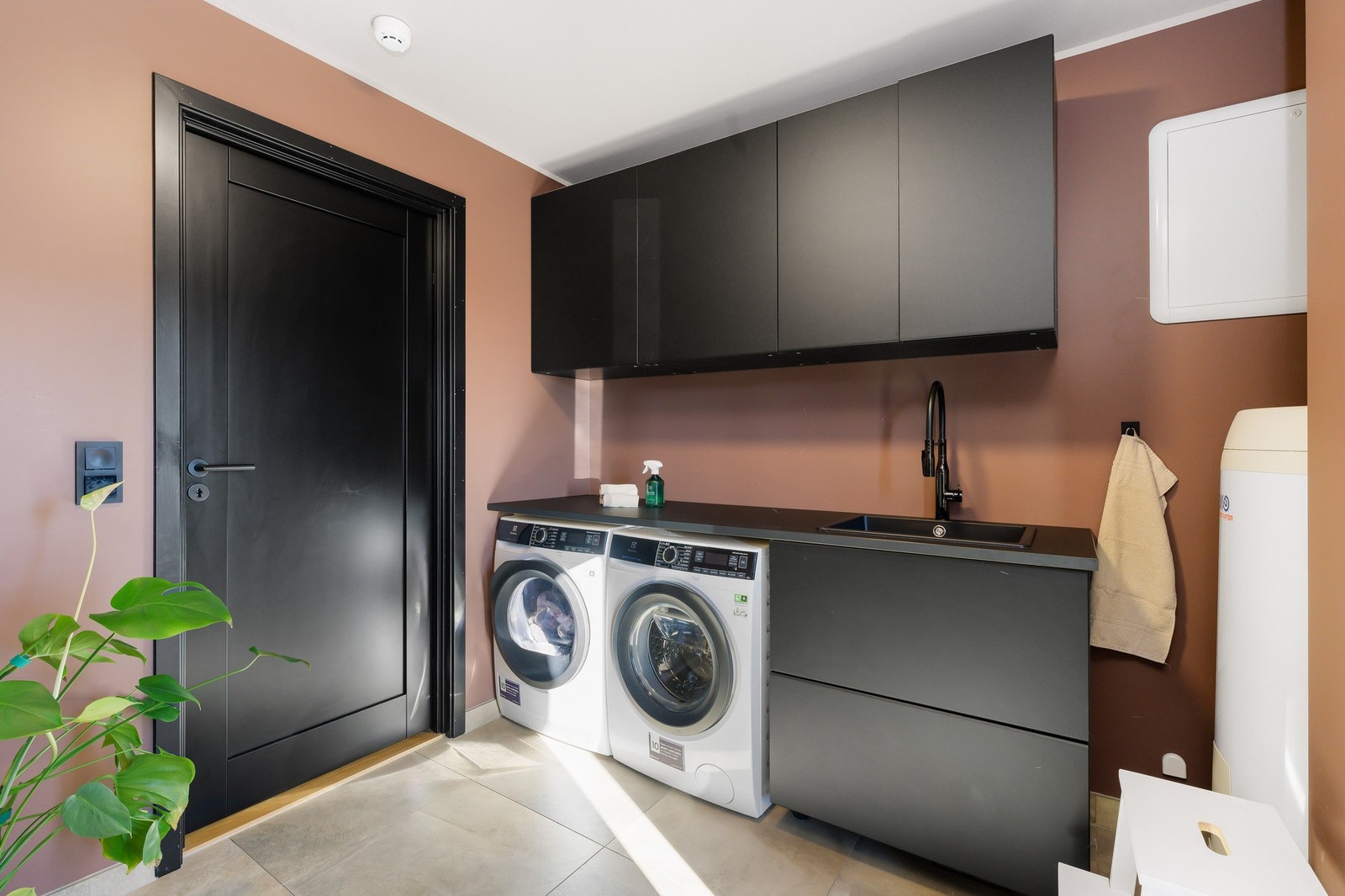 Vaskerom på 6,7 m², med malte plater på vegger og fliser på gulv. Galleribilde