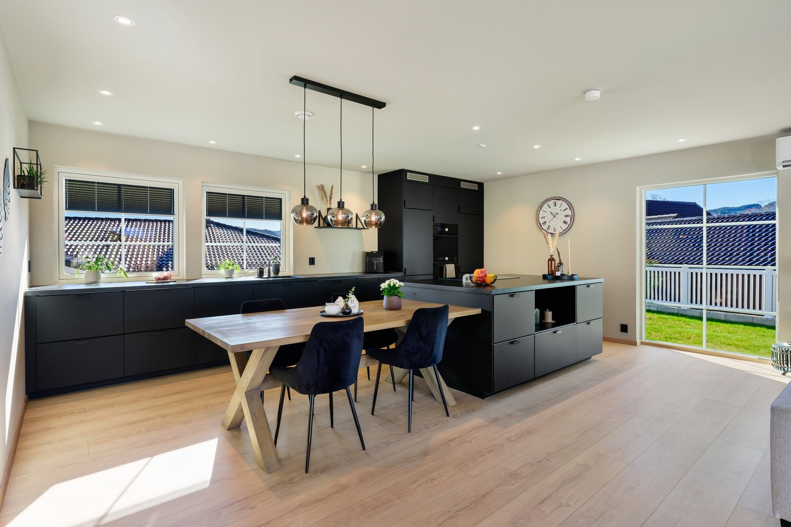 Kjøkkenet har glatte, malte fronter og en laminert benkeplate. Galleribilde