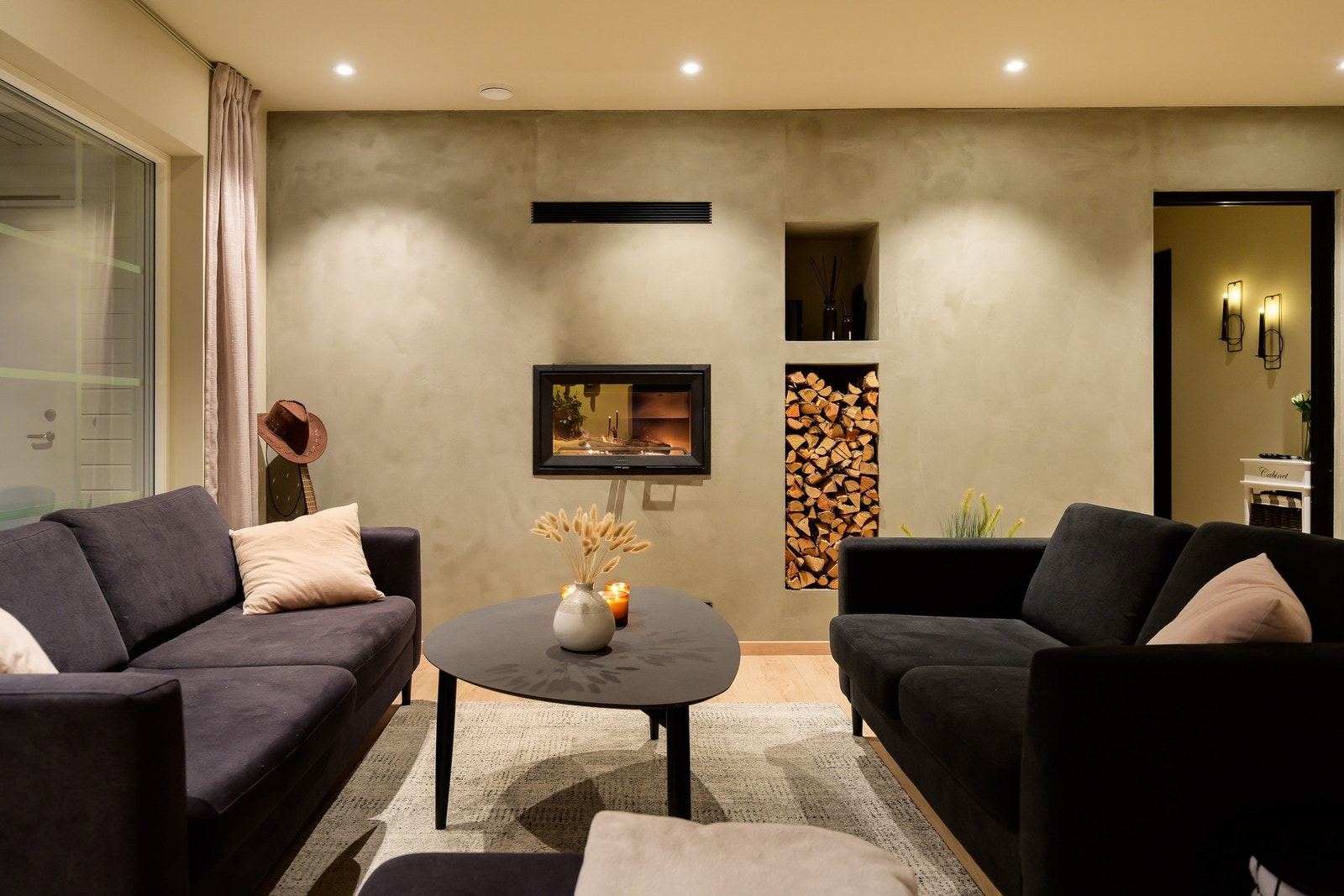 Luft-til-luft varmepumpe, balansert ventilasjon og peisinnsats sørger for et lunt og godt inneklima året rundt. Galleribilde