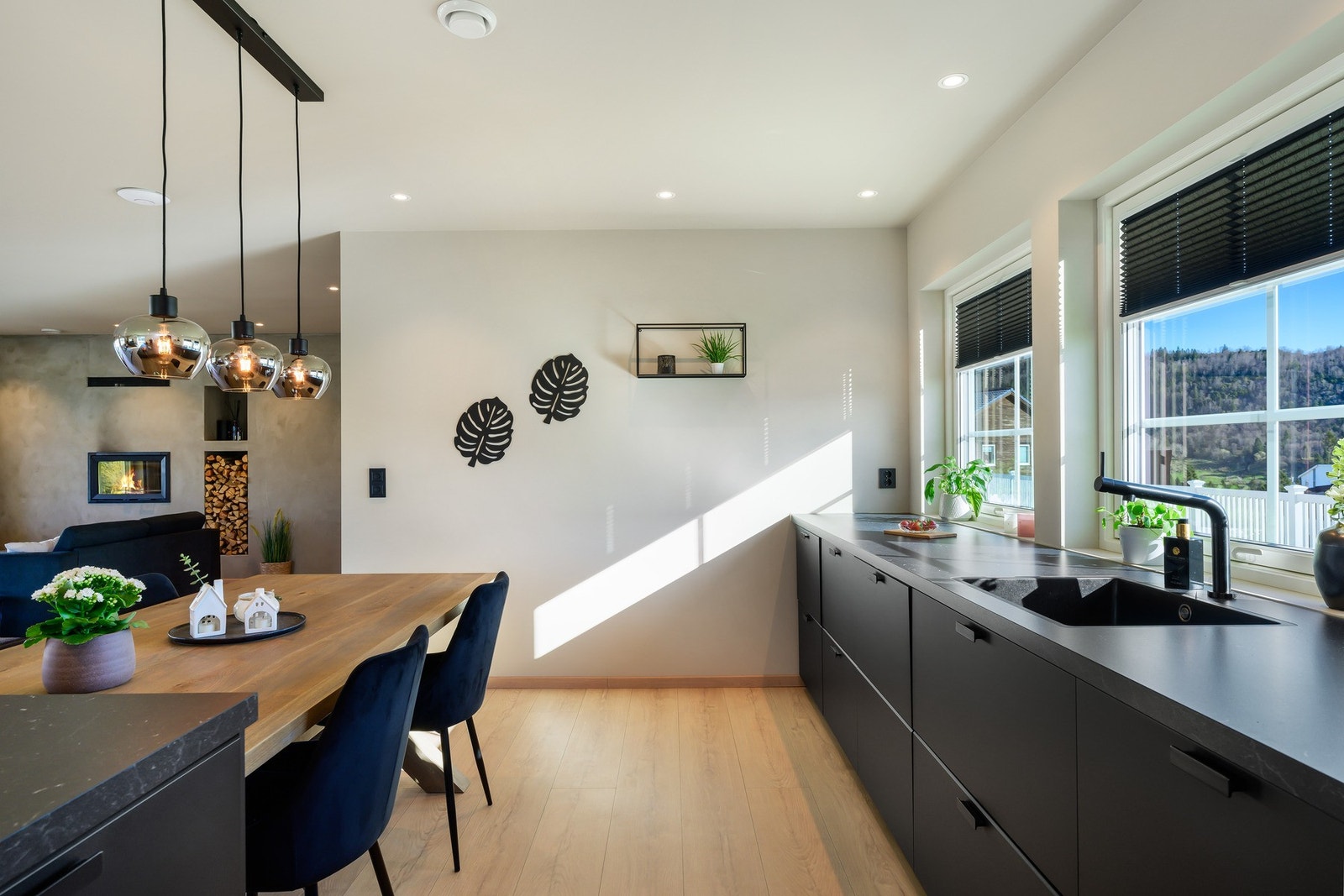 Kjøkkeninnredningen har integrert stekeovn, kombi mikrobølgeovn/stekeovn, platetopp, oppvaskmaskin, kjøleskap og fryseskap. Galleribilde