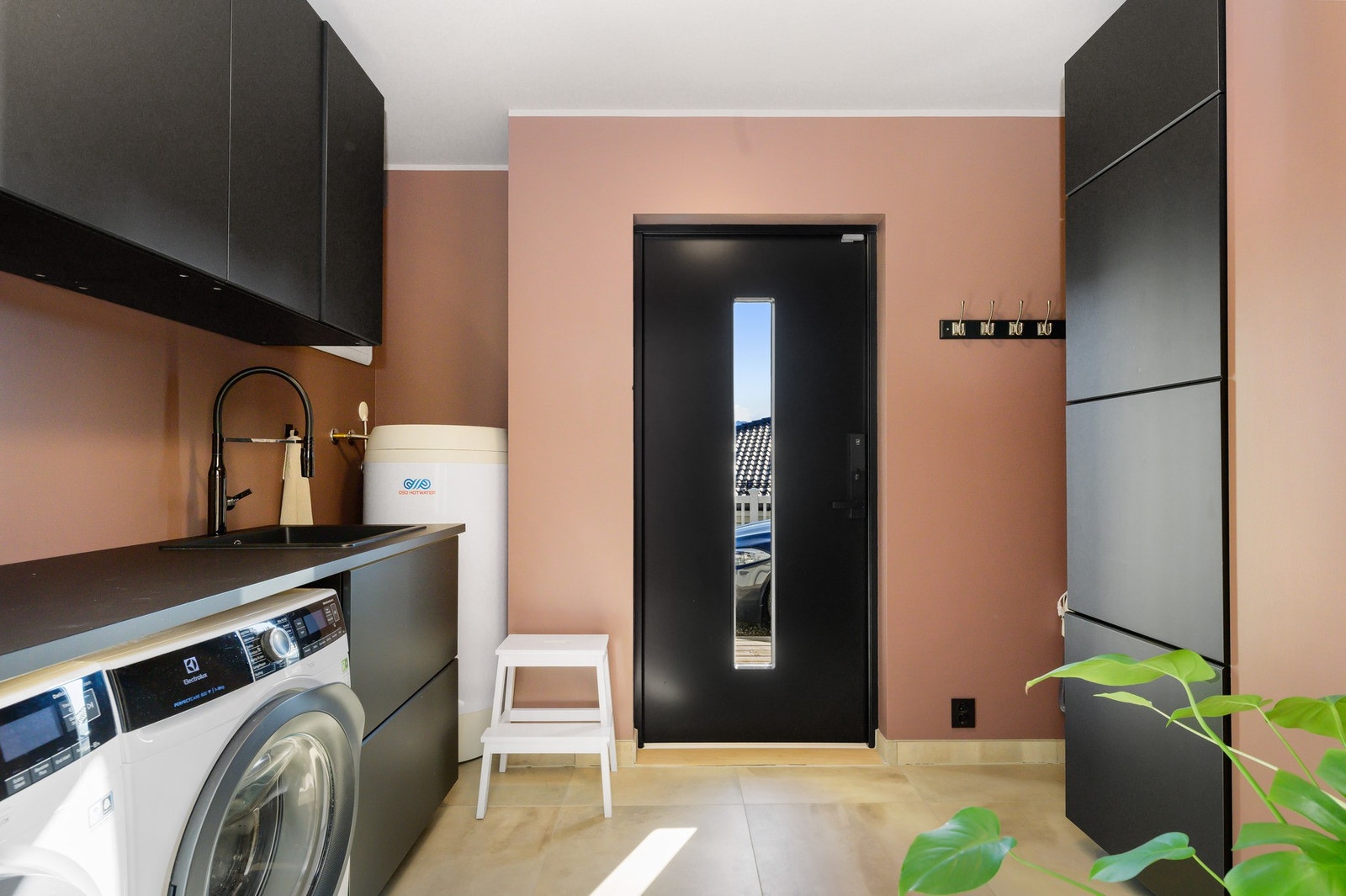 Vaskerommet er utstyrt med møbler, vaskekum, varmtvannsbereder og opplegg for vaskemaskin. Elektrisk gulvvarme. Galleribilde