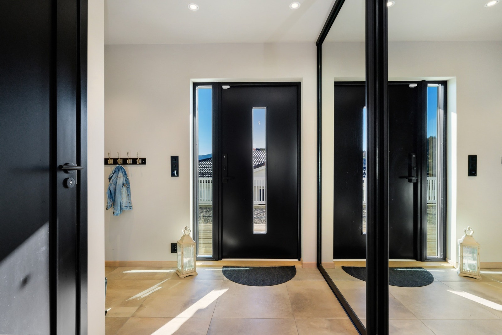 God plass til yttertøy og lagringsløsninger. Galleribilde