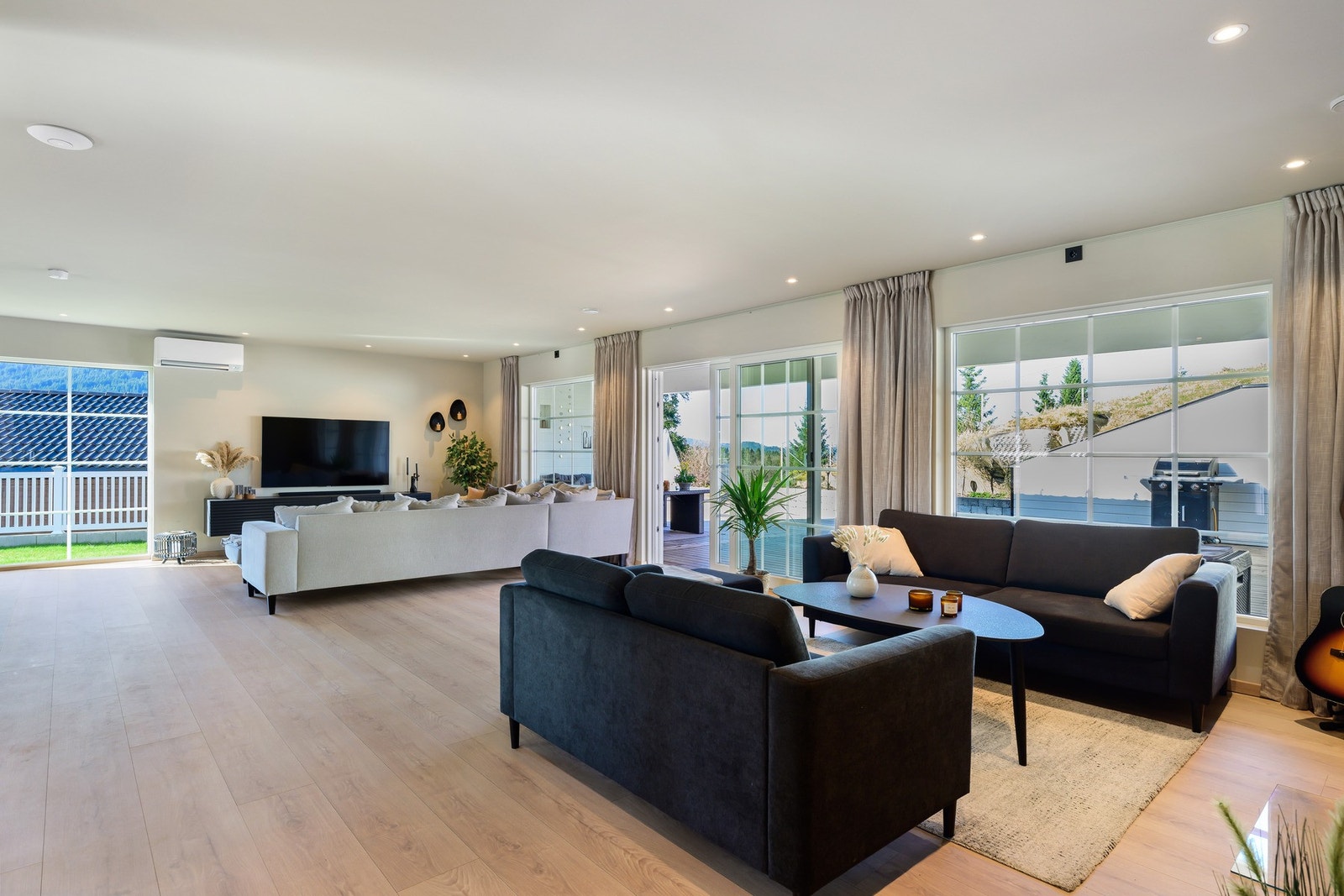 Plass til å innrede med flere sittegrupper og spisebord. Galleribilde