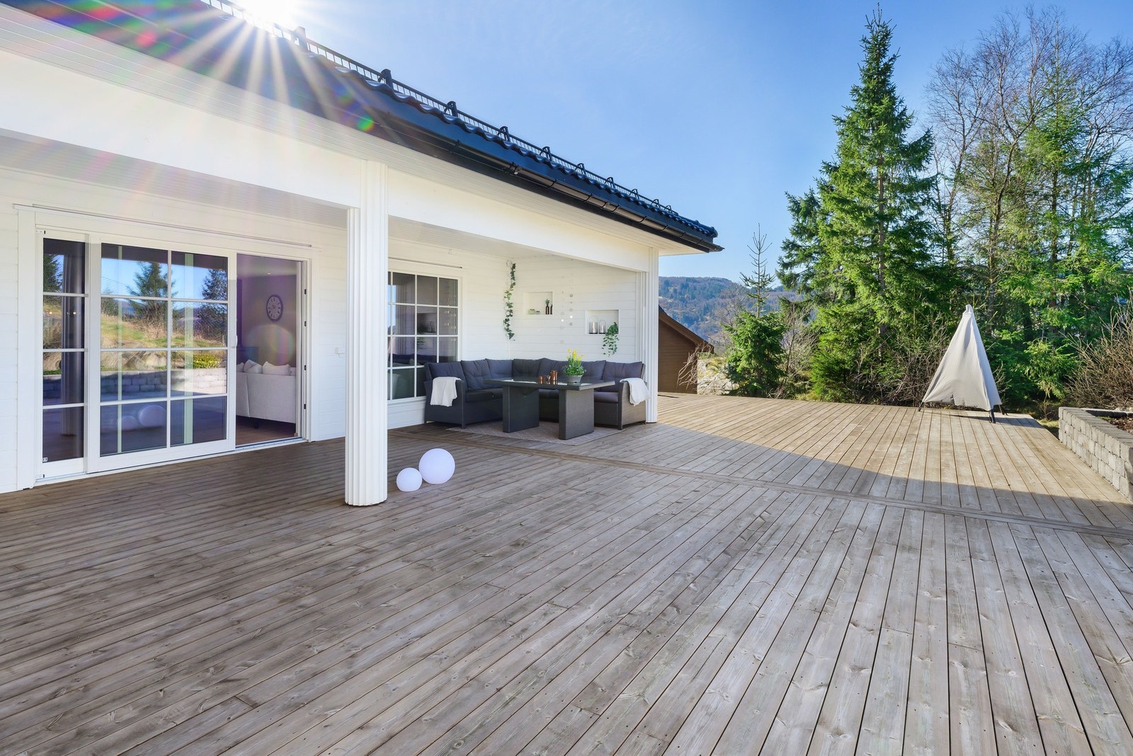 Terrassen er sørvestvendt, som gir utmerkede solforhold. Galleribilde