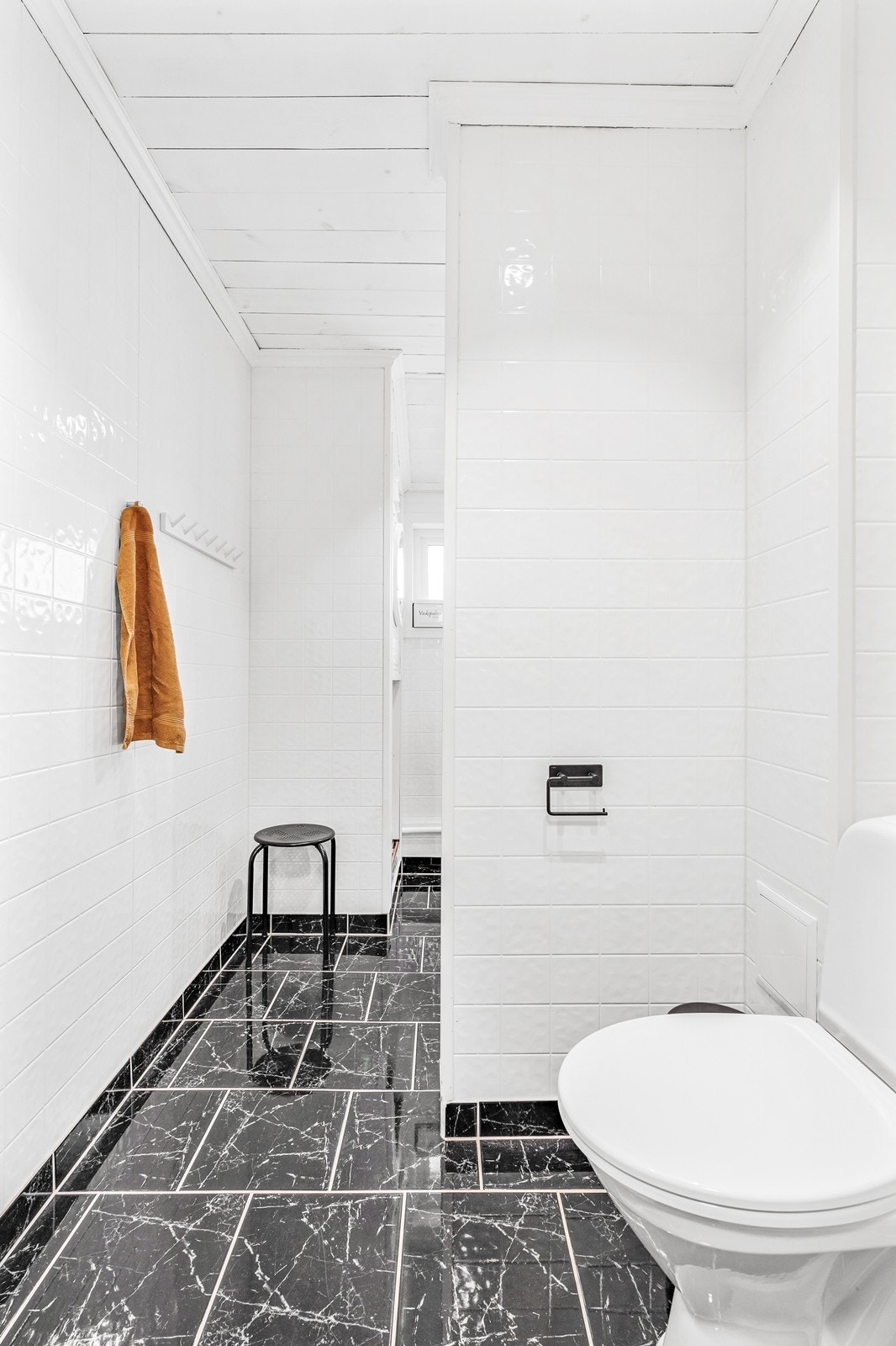 Badet er er helfliset med varme i gulvet. Galleribilde