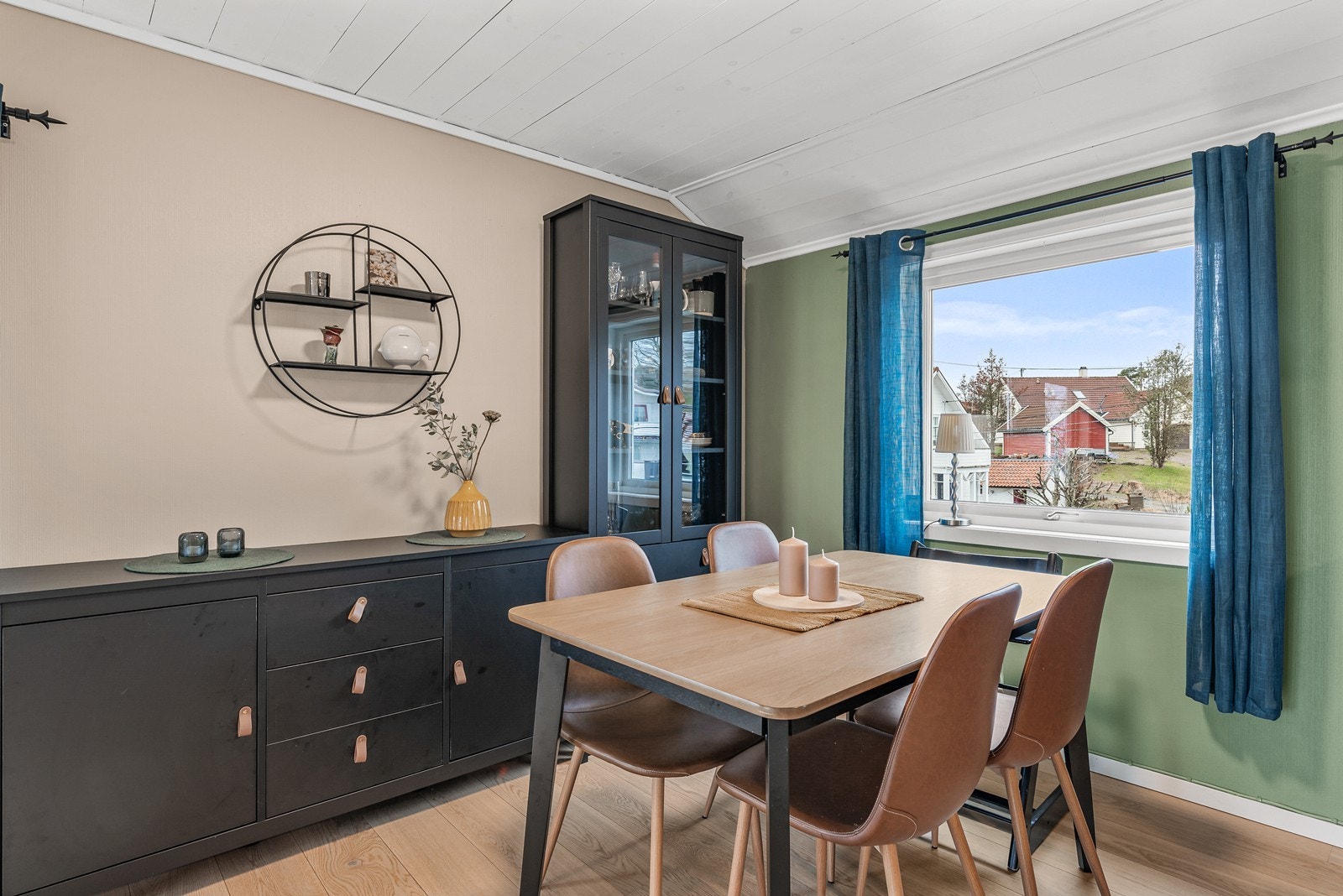 Stuen har en funksjonell utforming med plass til stor sofagruppe og spisegruppe. Galleribilde