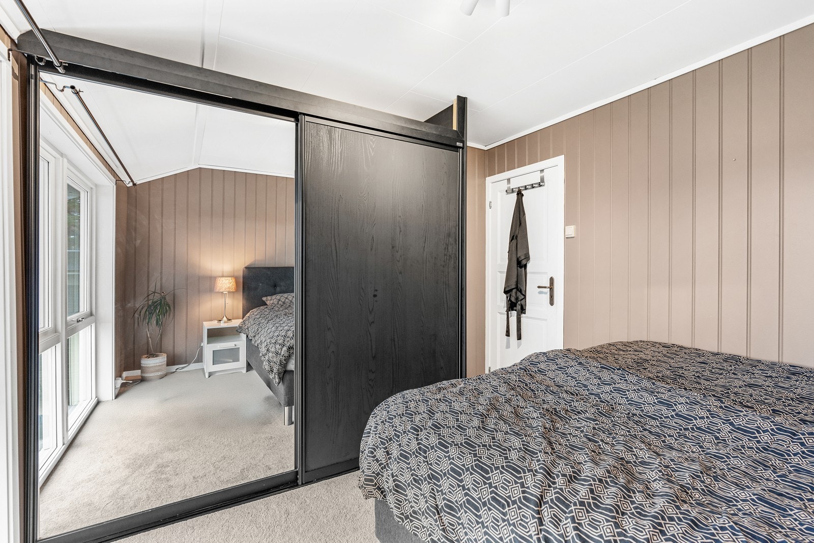 Det er god plass til dobbeltseng, nattbord og øvrig møblering etter ønske. Galleribilde