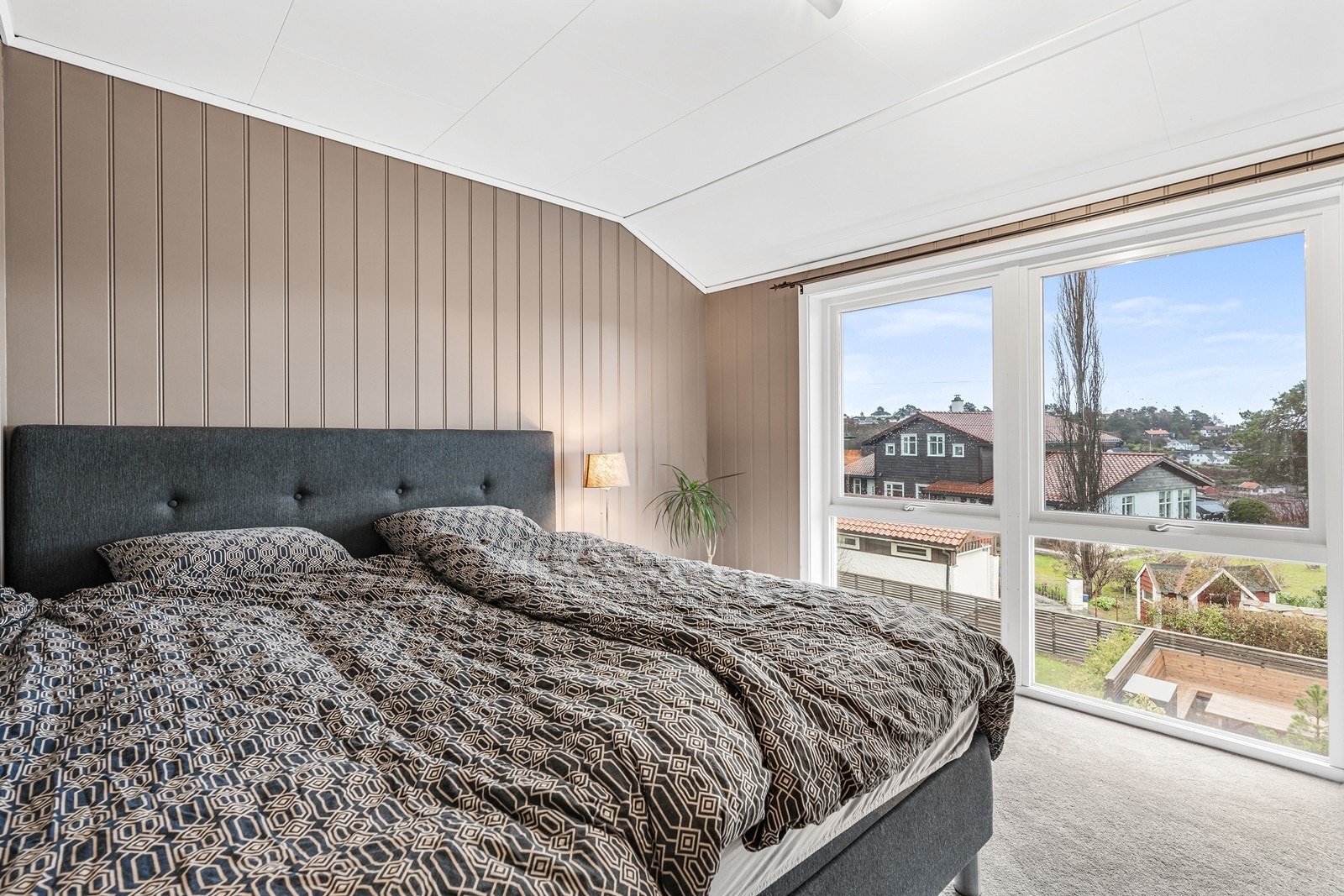 Soverom med store vindusflater fra gulv til tak, noe som gir godt med naturlig lys og en luftig romfølelse. Galleribilde