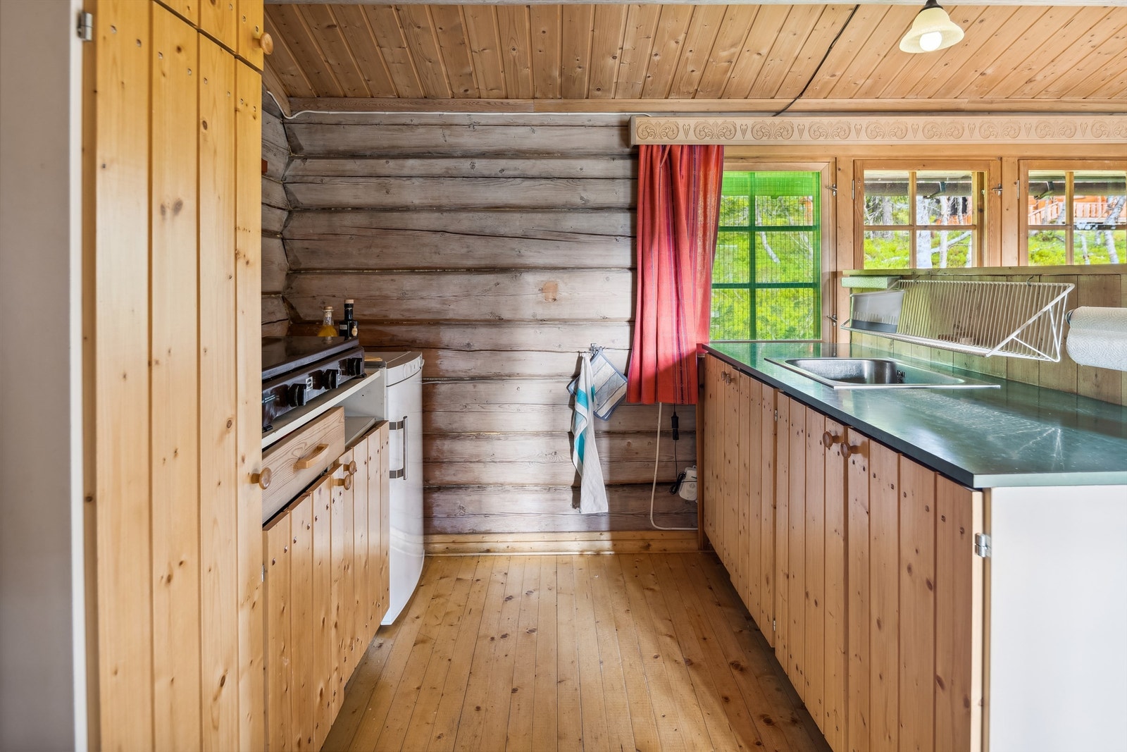 Propan kokeplate, gasskjøleskap og oppvaskkum. Elektrisitet via solcelleanlegg. Det er tilrettelagt for aggregat. Galleribilde