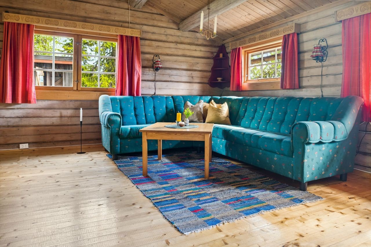 God plass til sofa og spisestue. Møbler inngår i salget. Galleribilde