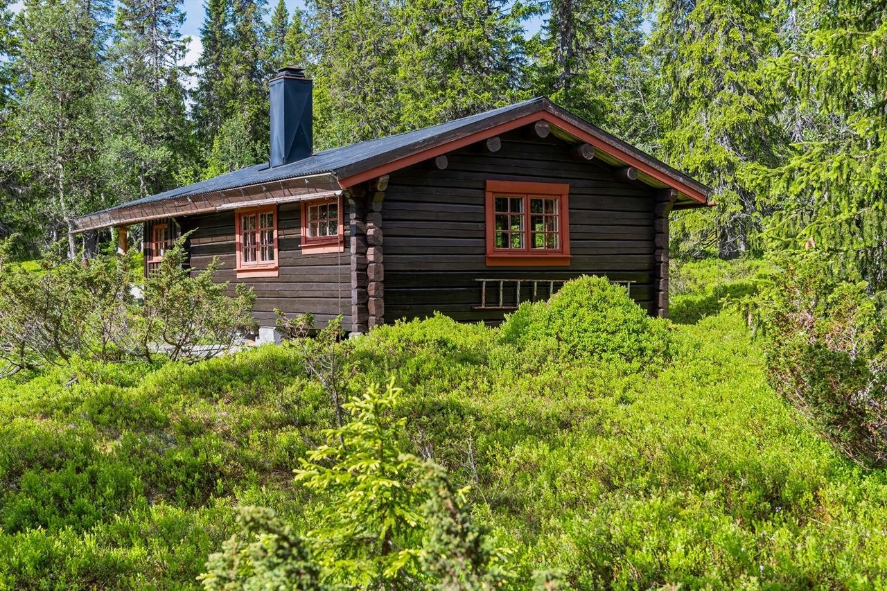 I vakre Bittermarka ligger denne koselige tømmerhytta fra 1973 med senere tilbygg i bindingsverk Galleribilde