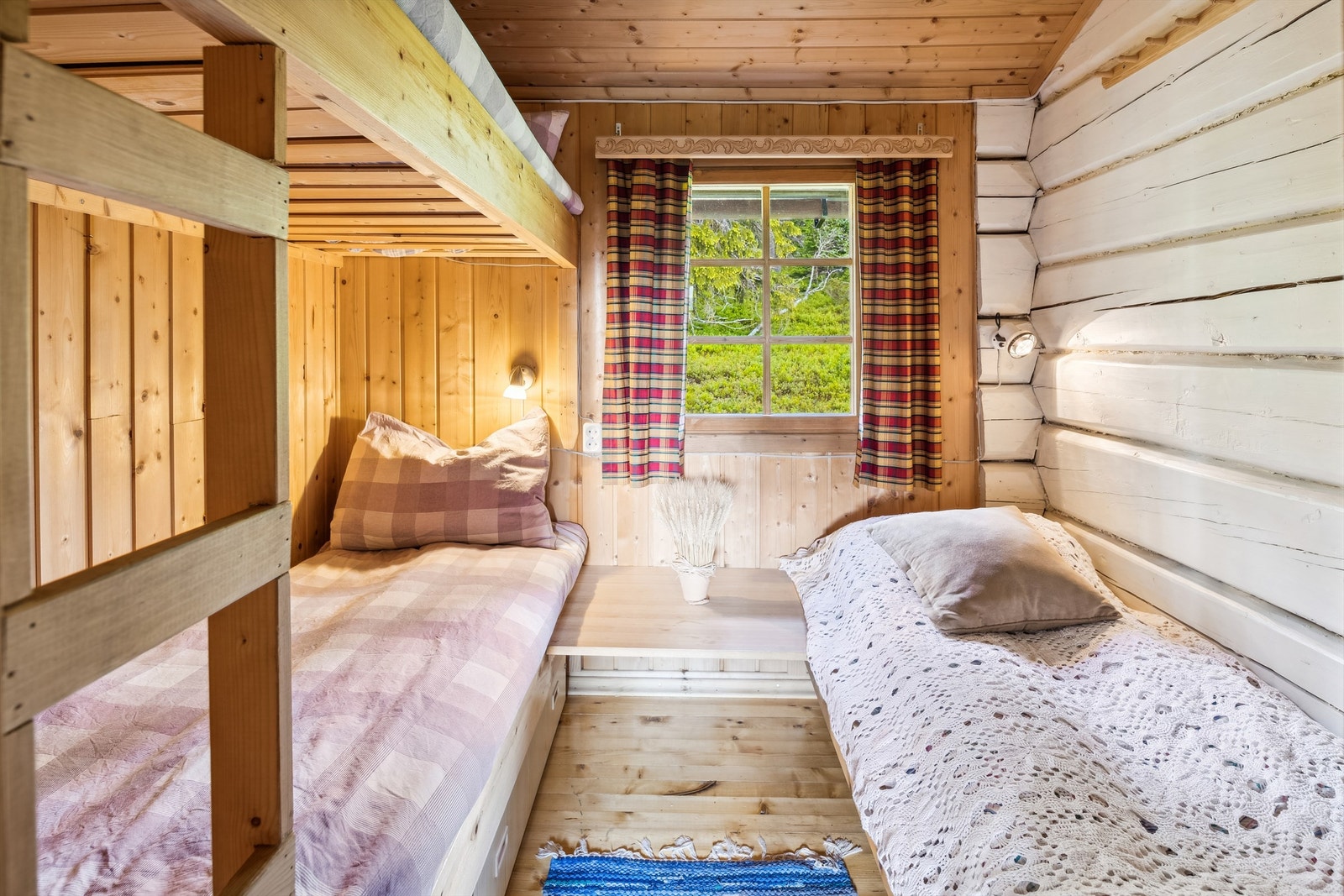 Soverom 1 er innredet med køyeseng og en enkeltseng Galleribilde