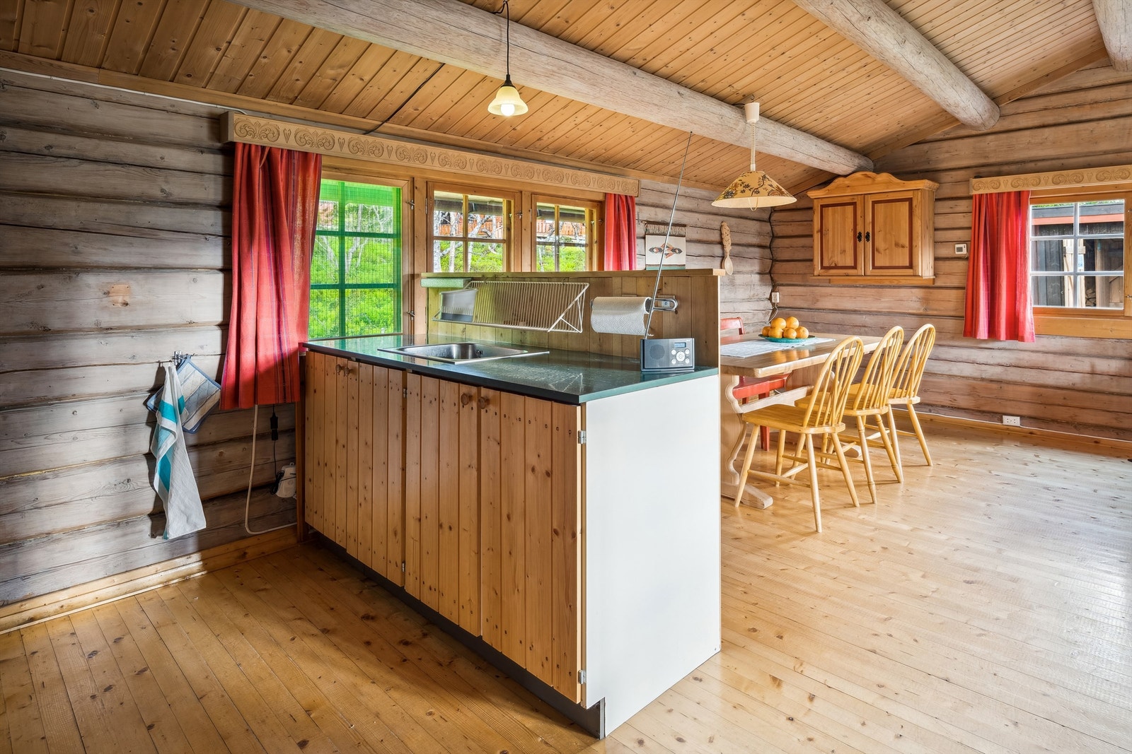 Kjøkkenkrok med profilerte trefronter. Noe servise og bestikk inngår i salget. Galleribilde