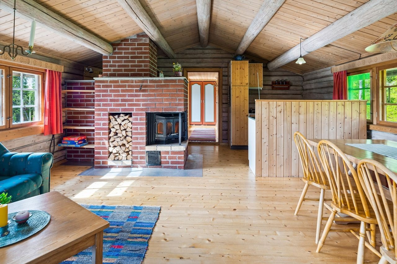 Peisovn for ekstra hygge og god varme. Alle overflater i hytta er av tre Galleribilde