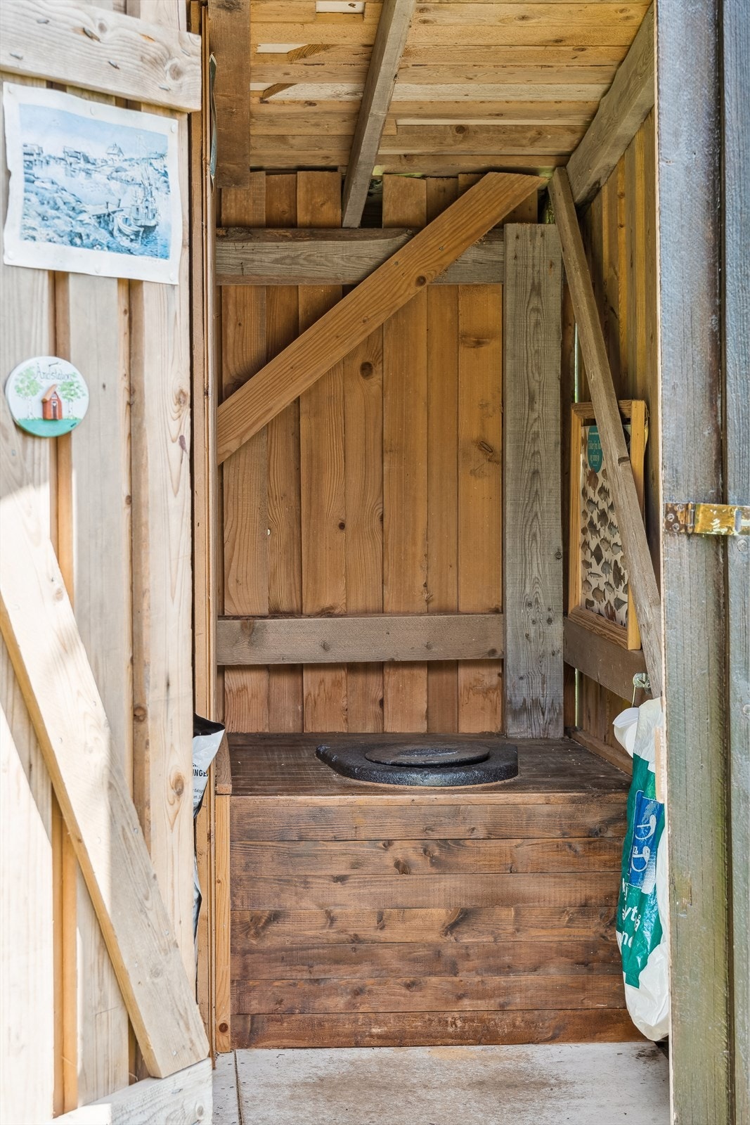 Frittstående uthus med utedo og bod/vedskåle. I tillegg er det 2 utvendige boder i tilknytning til inngangsparti og terrasse. Galleribilde