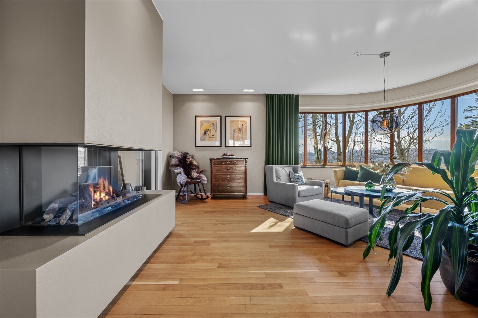 I første etasje har boligen to pene, tilstøtende stuer med skyvedør mellom, noe som gir ekstra fleksibilitet og god møbleringsfrihet Galleribilde