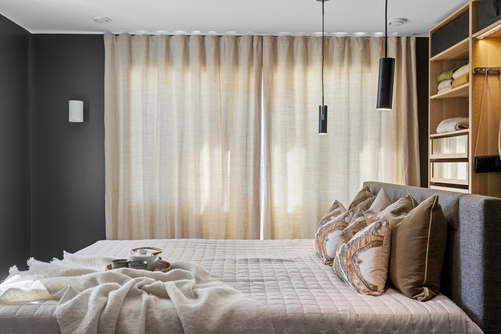 Hovedsoverommet er meget romslig, der teppegulv og mørke vegger bidrar til en lun og avslappende atmosfære. Galleribilde