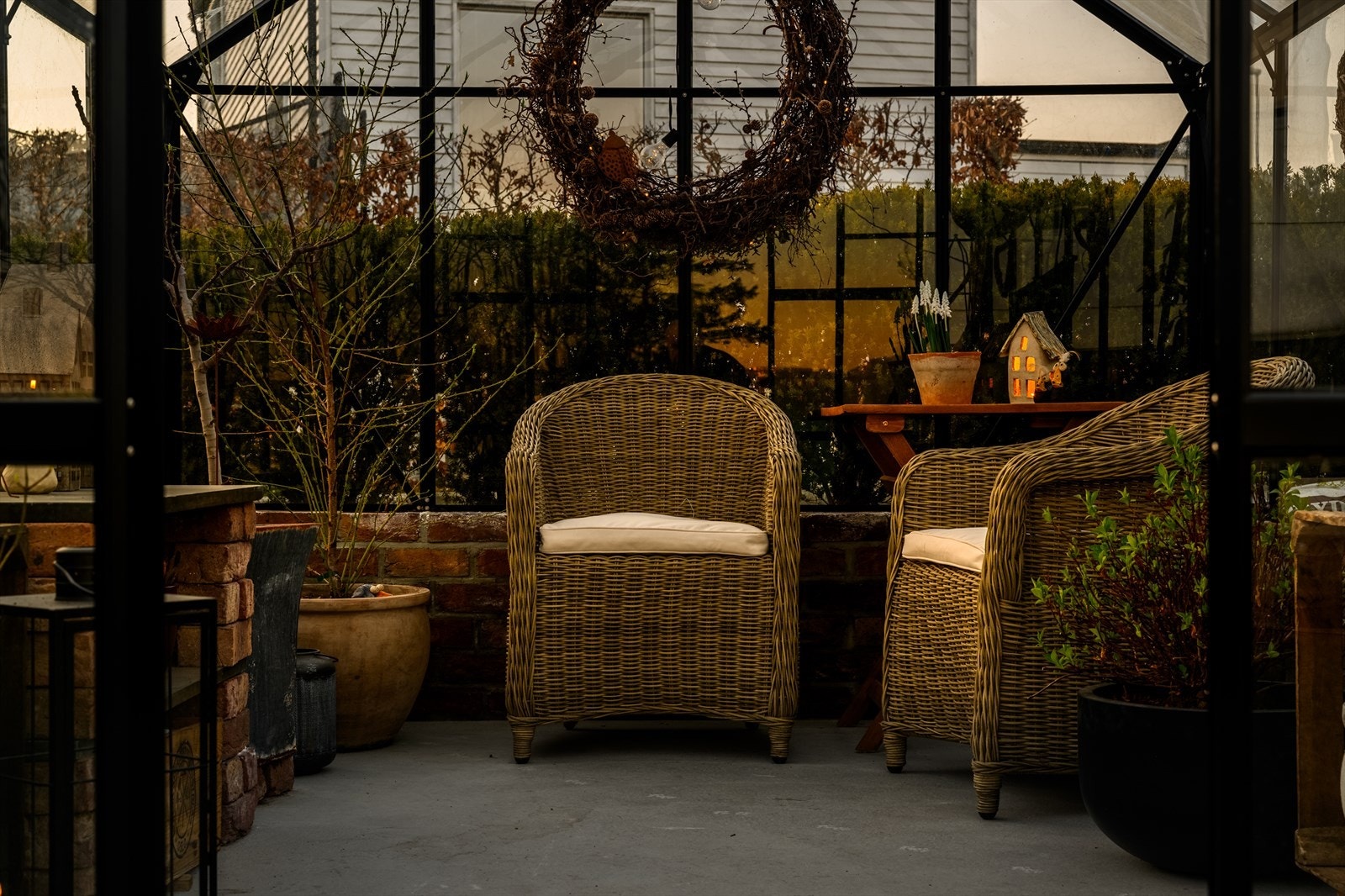 Et stilrent drivhus måler ca. 8 kvm, og benyttes i dag som uteplass. Galleribilde